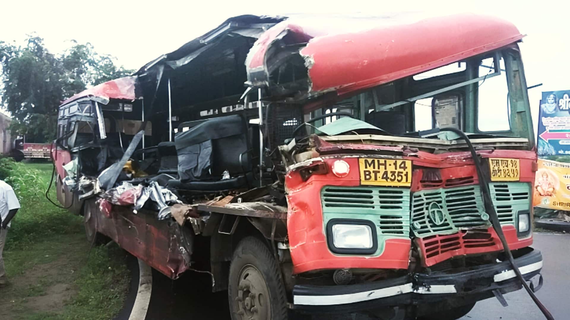 महाराष्ट्र: नासिक में मुंबई-आगरा राजमार्ग पर बस और ट्रक की टक्कर, 10 की मौत