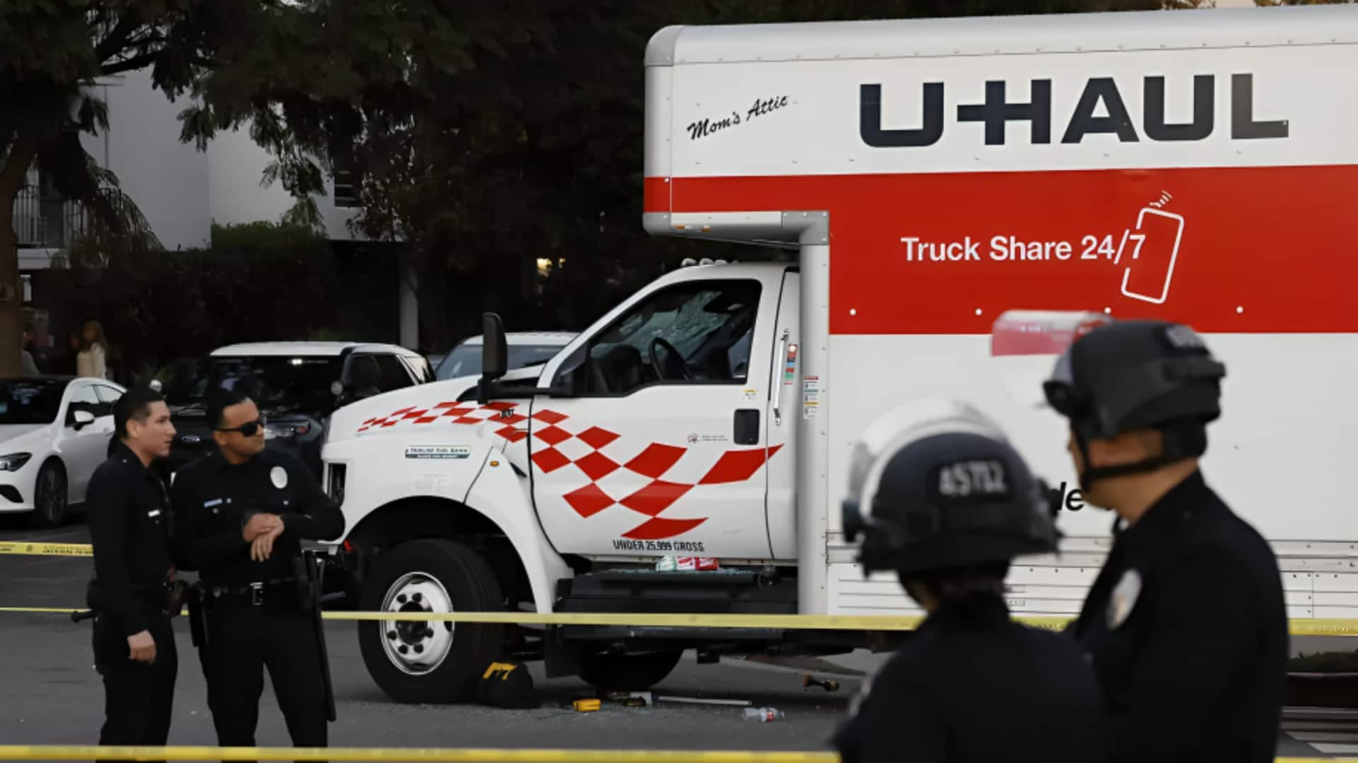 अमेरिका के लॉस एंजिल्स में ईरान सरकार के खिलाफ हो रहे प्रदर्शन में घुसा ट्रक