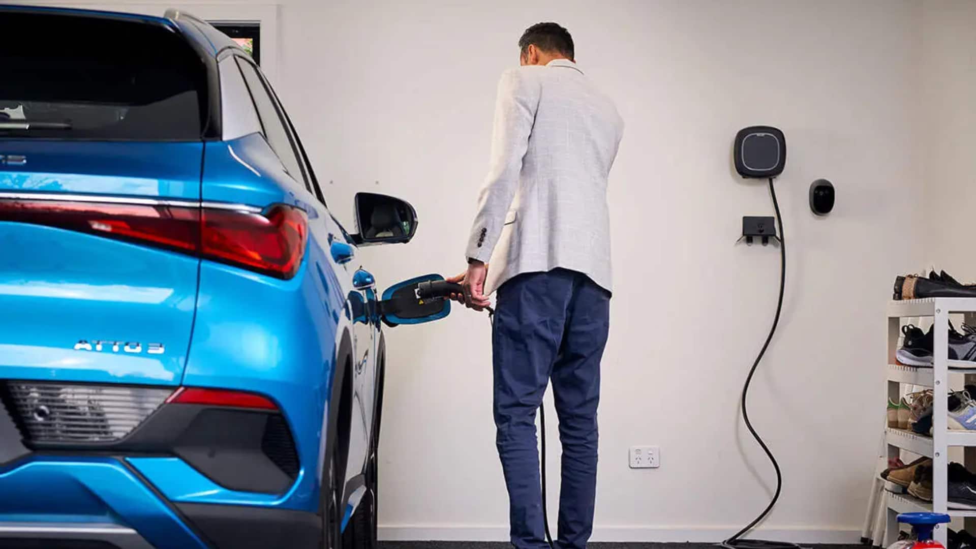 इलेक्ट्रिक कार चार्ज करते समय कर दी ये गलतियां तो फूंक देगी आपका घर