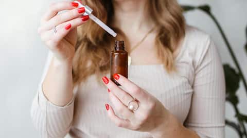 हेयर सीरम लगाते समय न करें ये 5 गलतियां, बाल नहीं हो पाएंगे लंबे