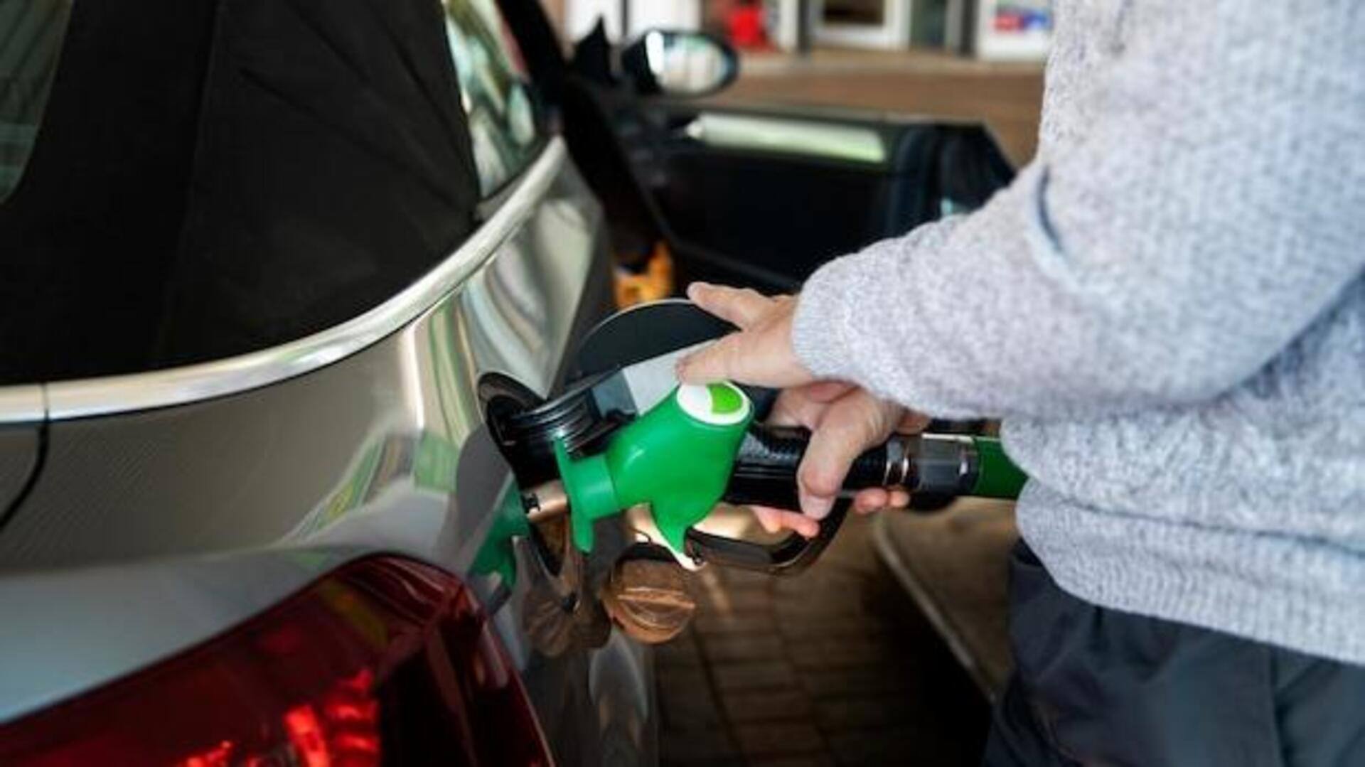 पेट्रोल-डीजल की कीमत: कच्चे तेल के दाम में गिरावट, देश में यह पड़ा असर