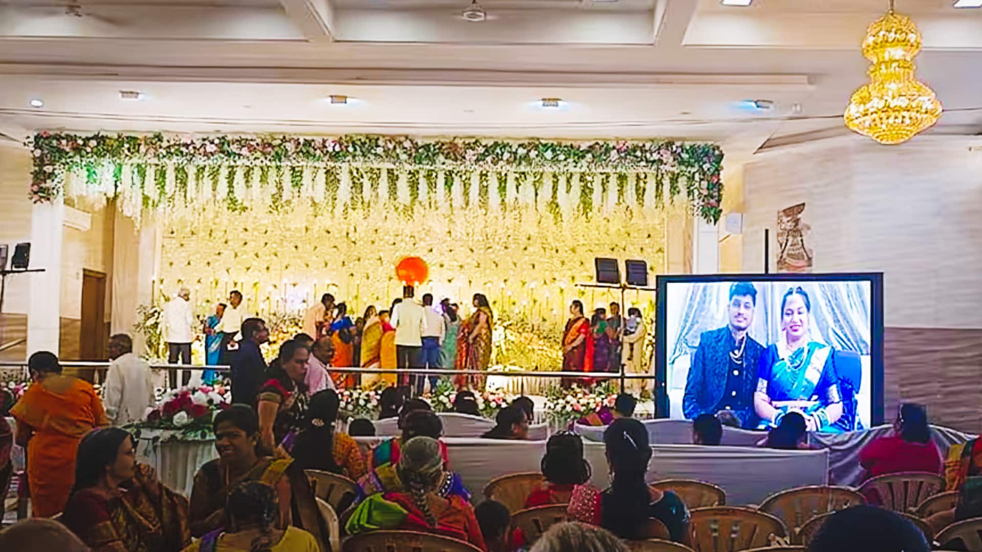 इंडिगो संकट: अपनी ही रिसेप्शन में नहीं पहुंच सके नवदंपति; ऑनलाइन शामिल हुए