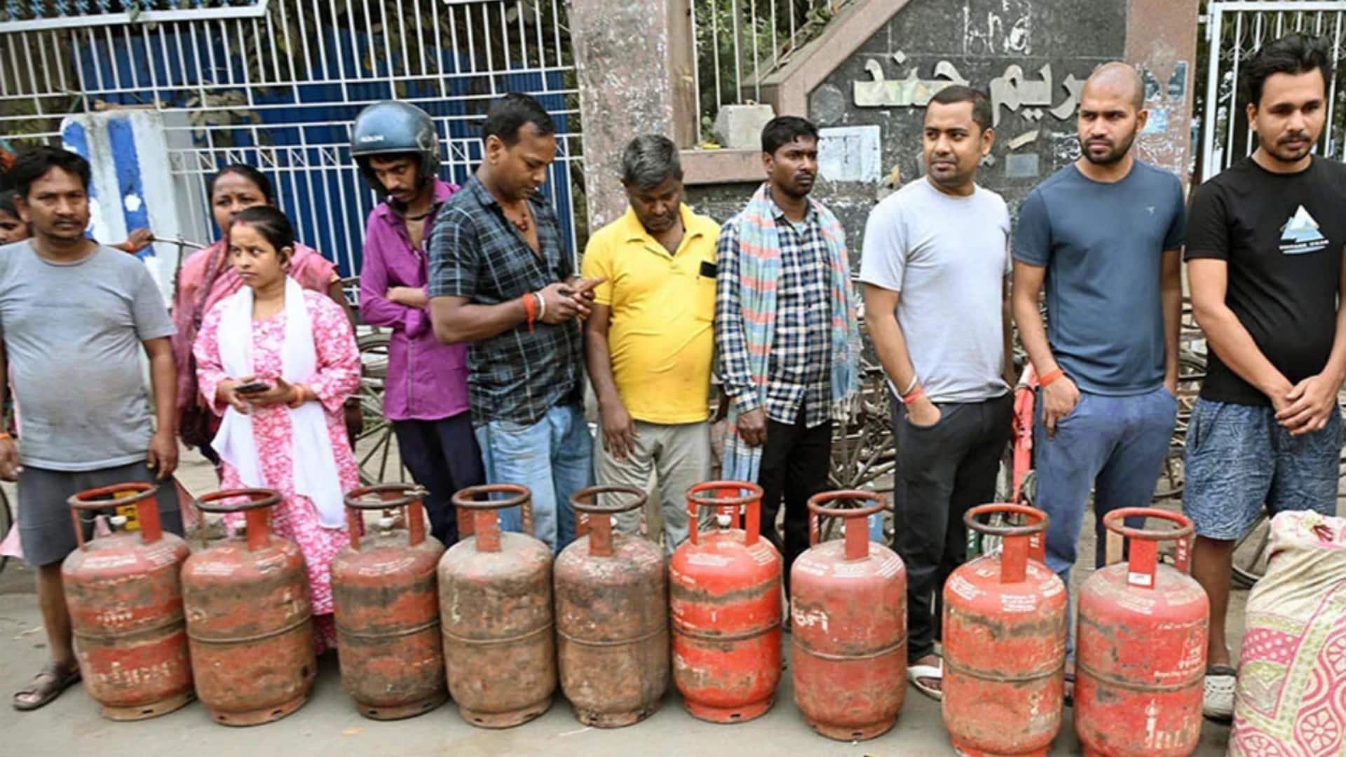 LPG संकट: गैस एजेंसियों के बाहर लंबी लाइनें, लखनऊ में गोदामों पर छापे, 6 गिरफ्तार