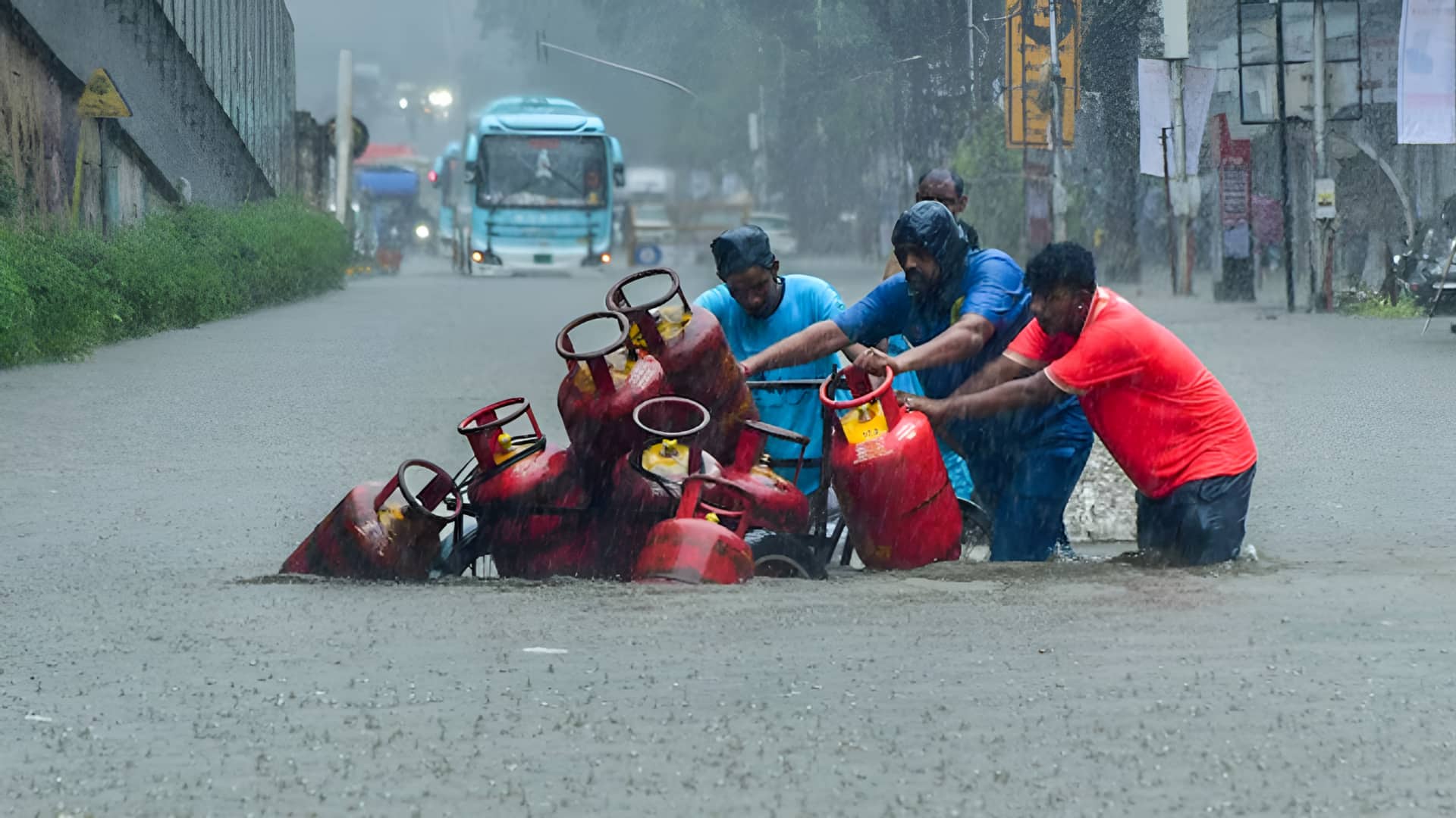 मुंबई में रिकॉर्ड बारिश से हाल-बेहाल: विमान-रेल सेवा प्रभावित, मोनोरेल फंसी, मुख्यमंत्री बोले- 48 घंटे अहम