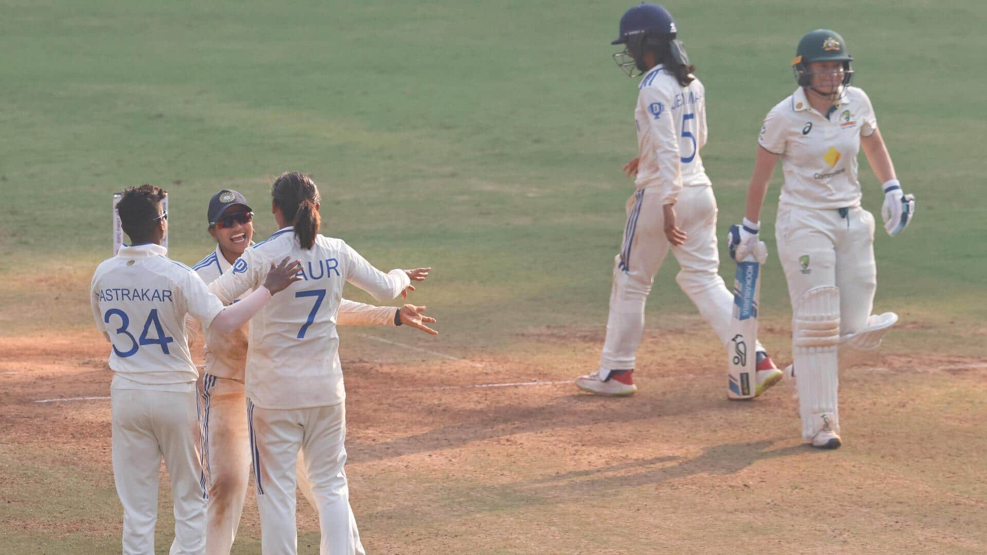 महिला क्रिकेट: ऑस्ट्रेलिया के खिलाफ भारत ने बनाई मैच पर पकड़, ऐसा रहा तीसरा दिन
