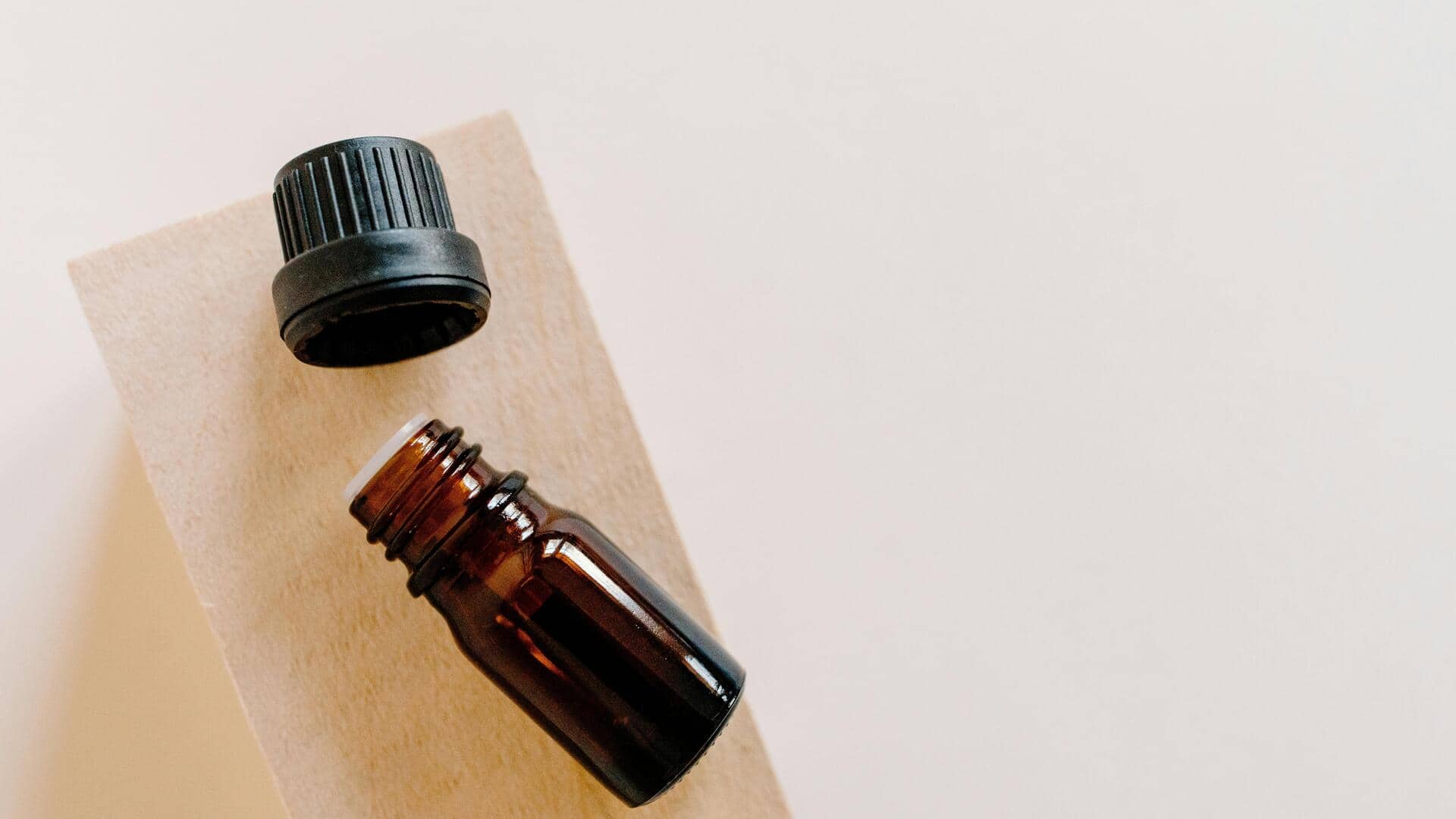 त्वचा के लिए बहुत फायदेमंद है चंदन का तेल, जानिए इसके 5 लाभ