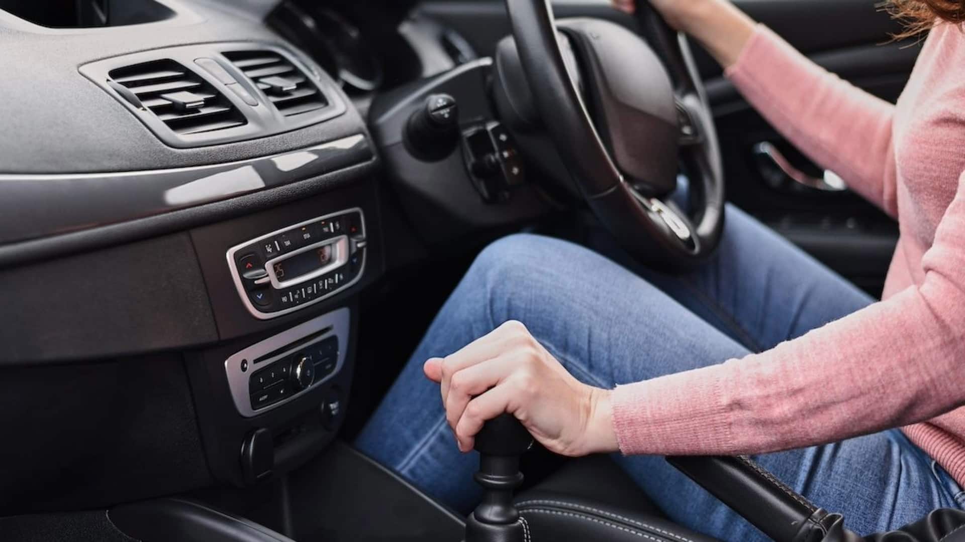 कार में नहीं मिल रहा कंपनी का दावा किया माइलेज, इन तरीकों से मिलेगी मदद 