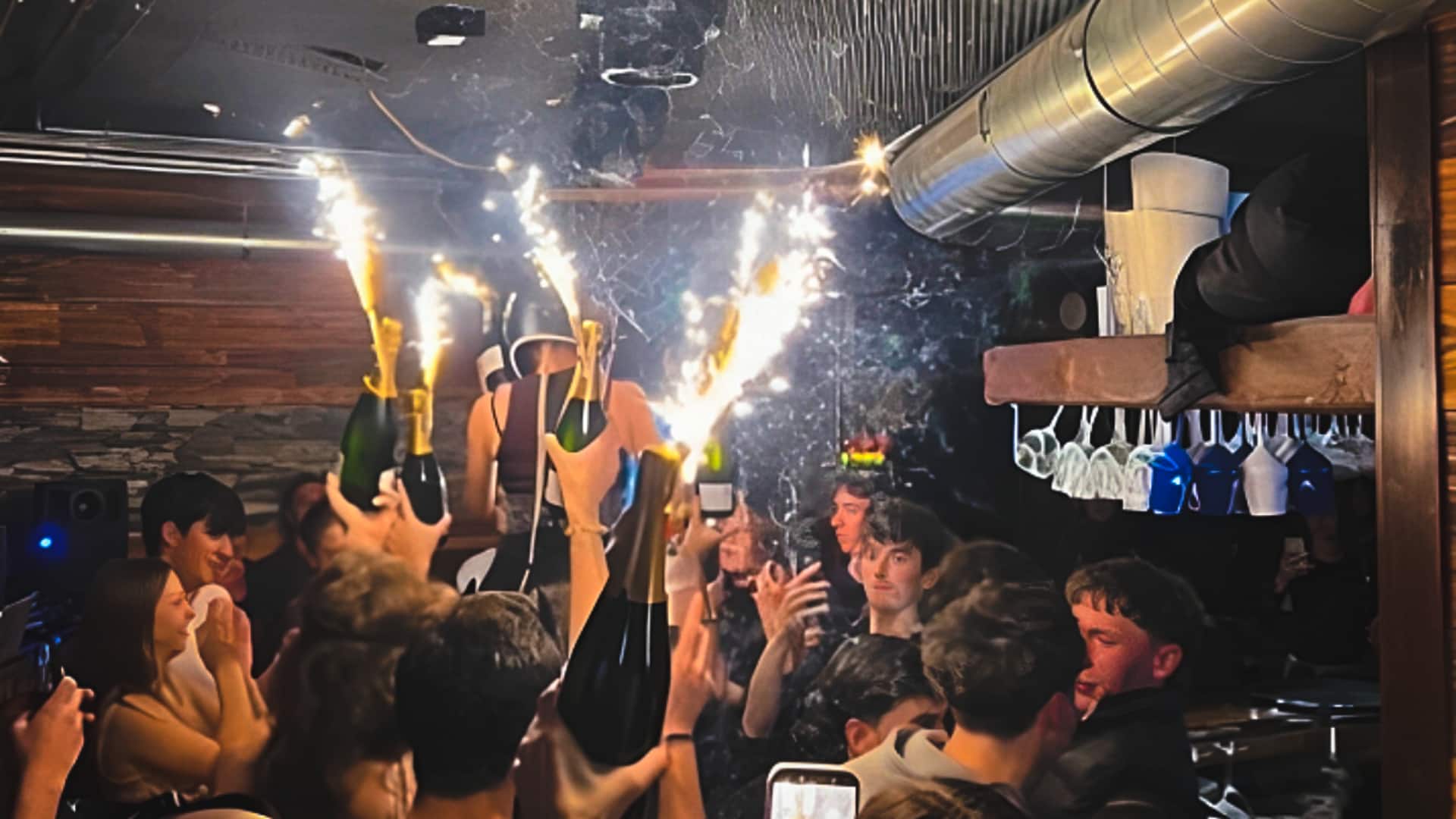 स्विट्जरलैंड के बार में कैसे लगी आग? सामने आया ये कारण