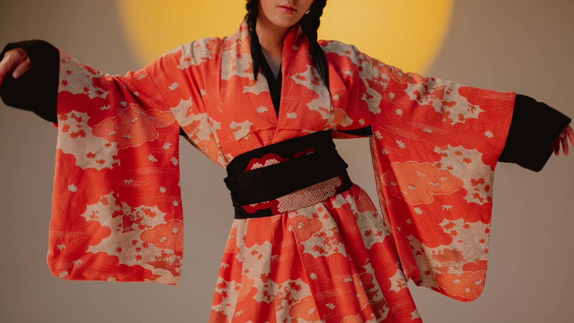 महिलाओं के लिए स्टाइलिश विकल्प बन सकता है किमोनो स्टाइल टॉप, जानिए इसे पहनने के तरीके