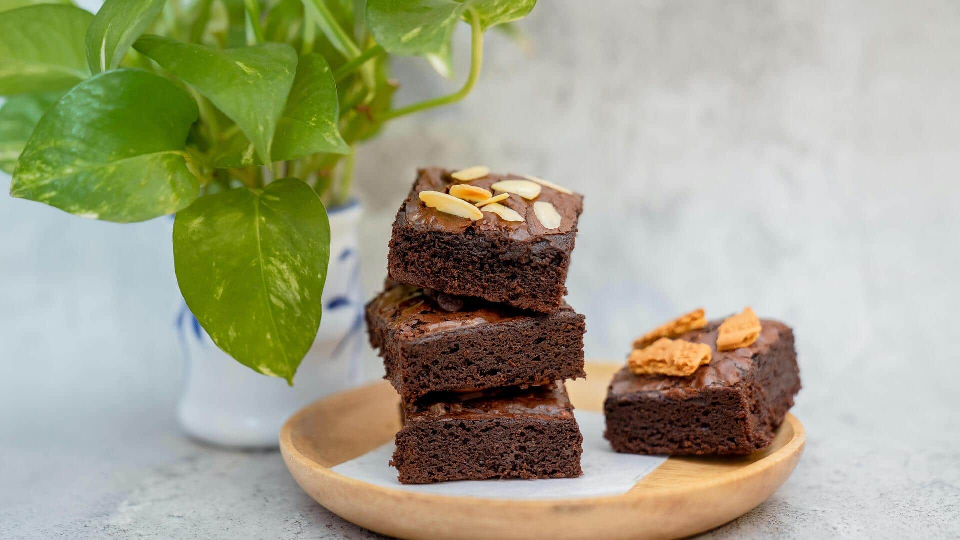 बच्चे कर रहे हैं मीठा खाने की जिद? उन्हें बनाकर खिलाएं बिना अंडे की लजीज ब्राउनी