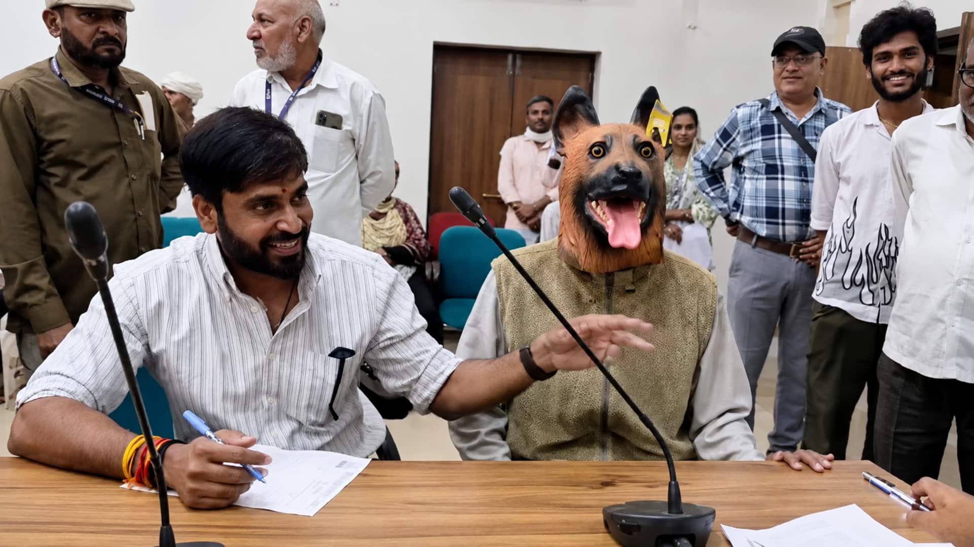 मध्य प्रदेश: खंडवा में कुत्ते का मुखौटा लगाकर व्यक्ति पहुंचा कलेक्ट्रेट, नसबंदी घोटाले की शिकायत की
