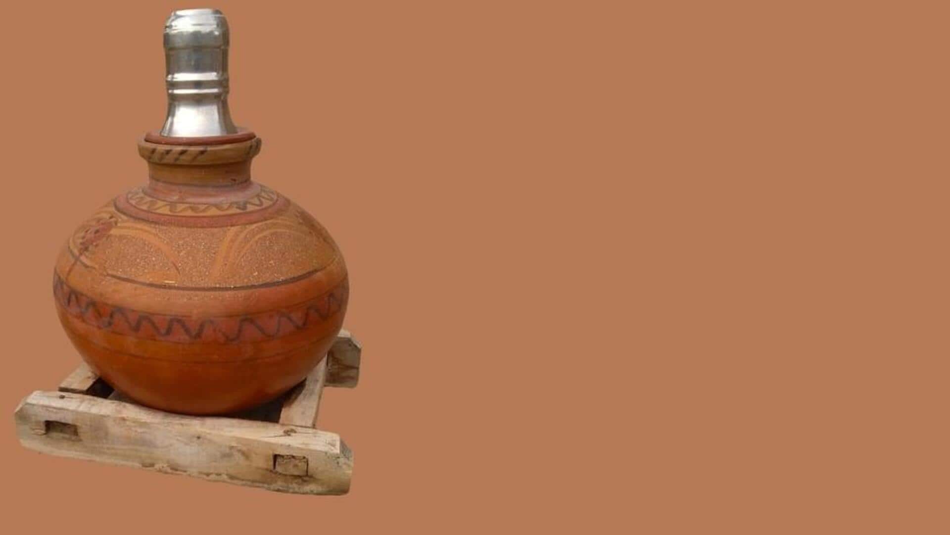 गर्मियों के दौरान मिट्टी के घड़े में रखा पानी पीने से मिल सकते हैं ये फायदे गर्मियों के दौरान मिट्टी के घड़े में रखा पानी पीने से मिल सकते हैं ये फायदे