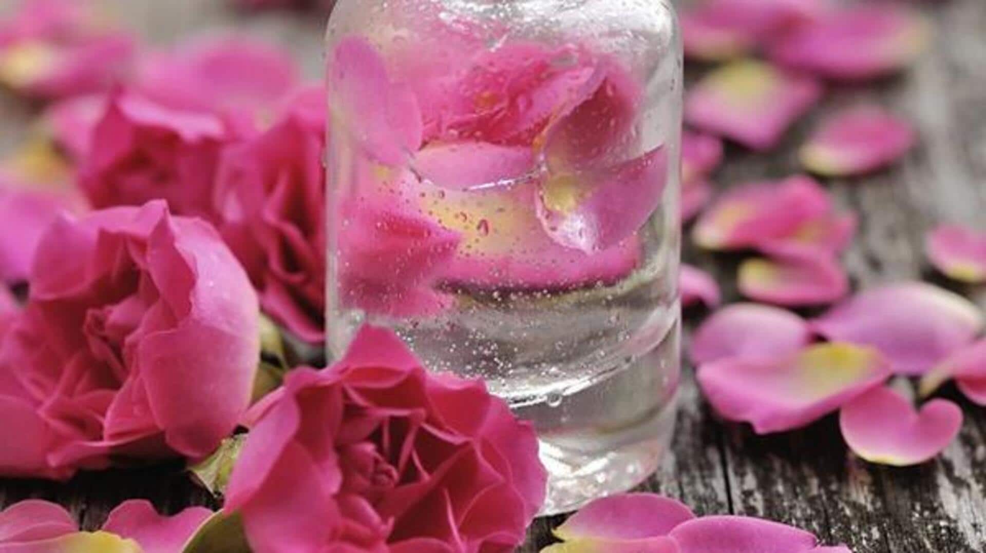 अपनी त्वचा की देखभाल के लिए इस तरह से करें गुलाब जल का इस्तेमाल