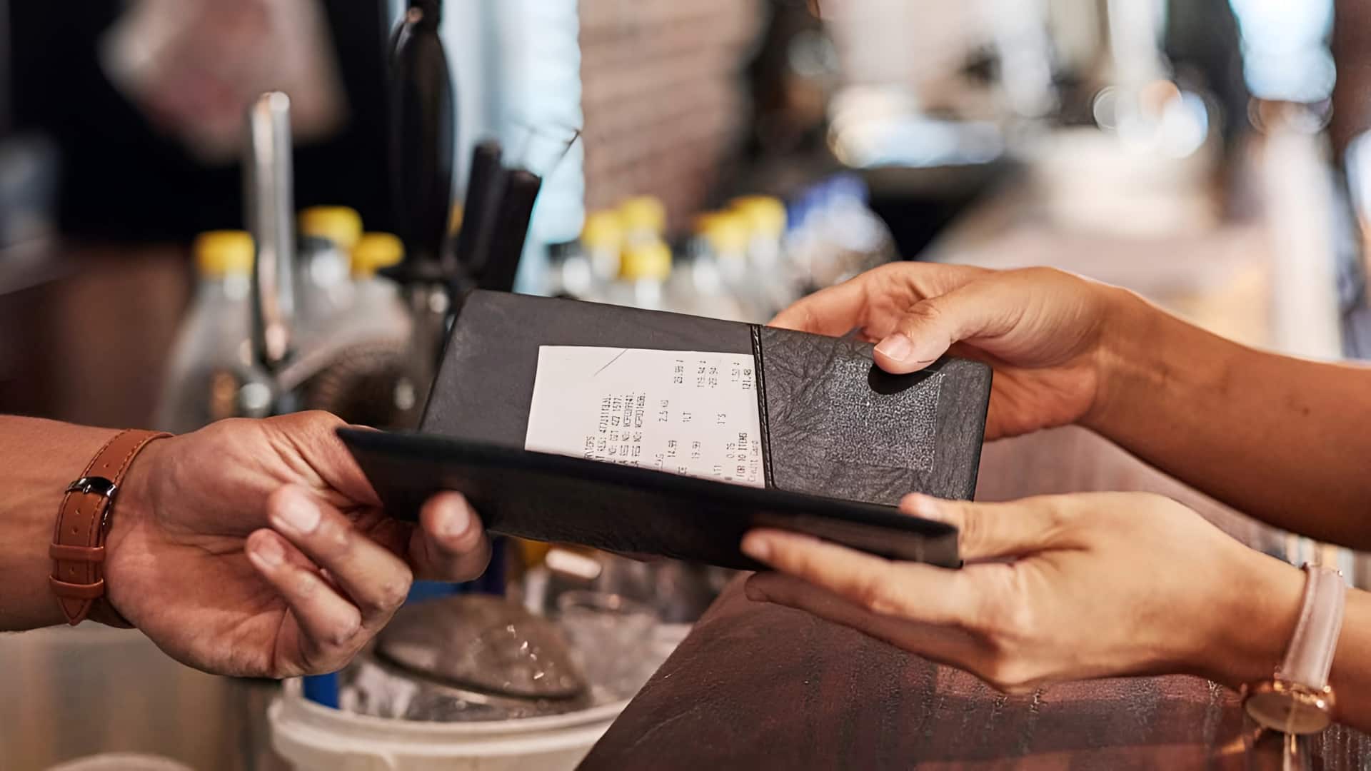 क्या रेस्तरां में सर्विस चार्ज देना जरूरी? जानिए क्या कहते हैं नियम