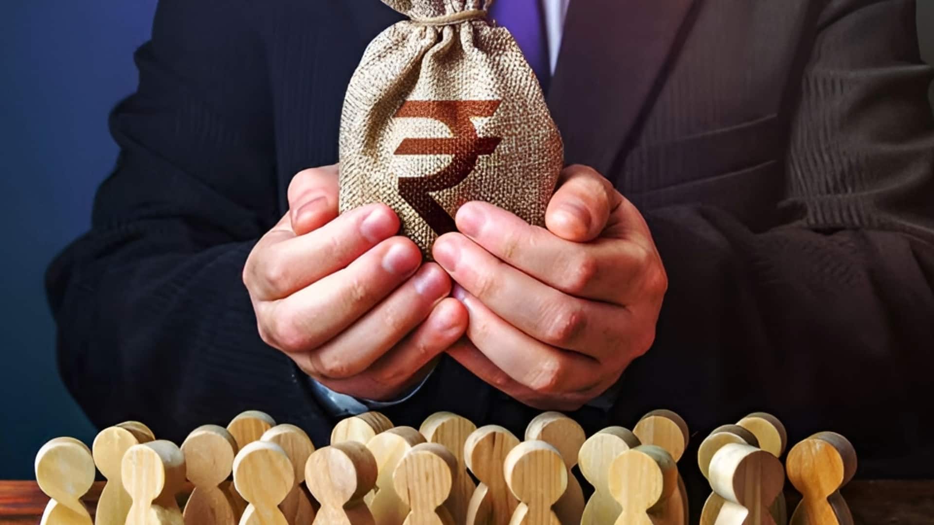 खाते में आए बोनस से कर्जा चुकाएं या निवेश करें, दोनों से क्या है सही विकल्प?