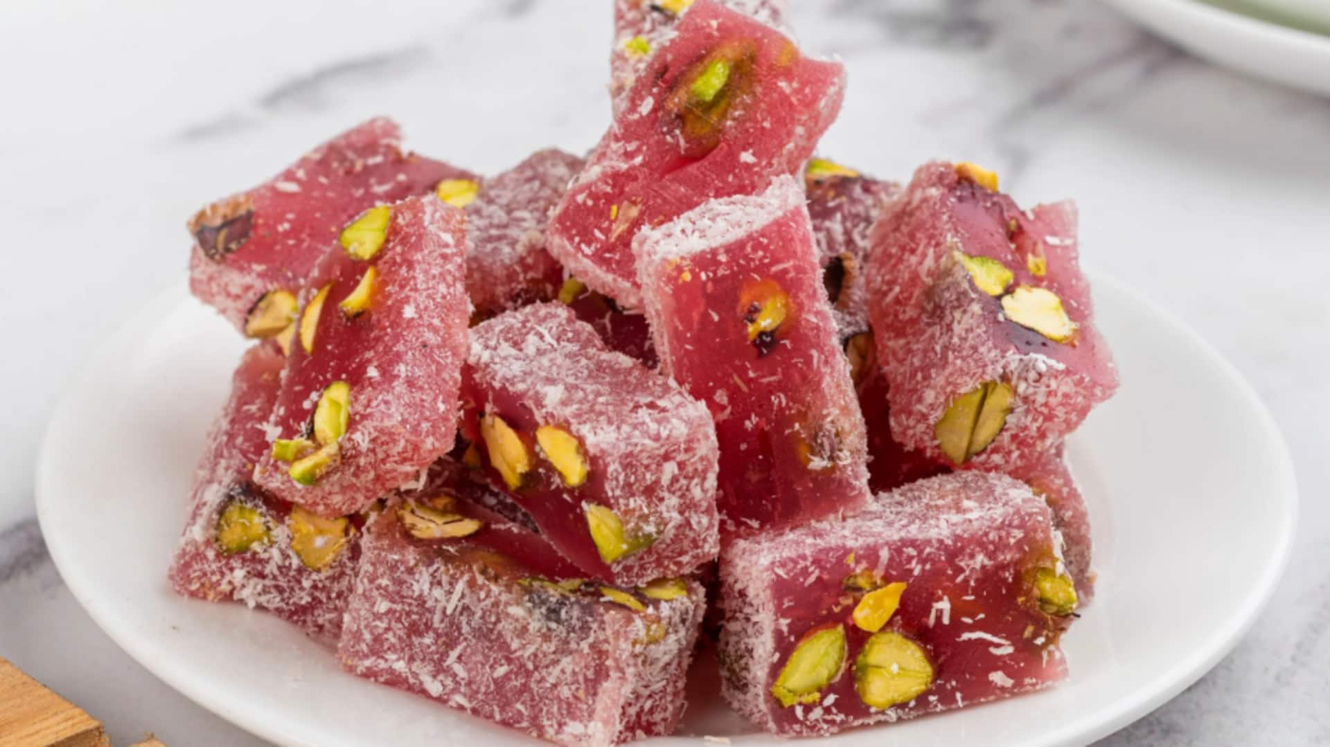 अनार से बनी ये 5 मिठाइयां मेहमानों को आएंगी पसंद, त्योहार के मौके पर जरूर बनाएं