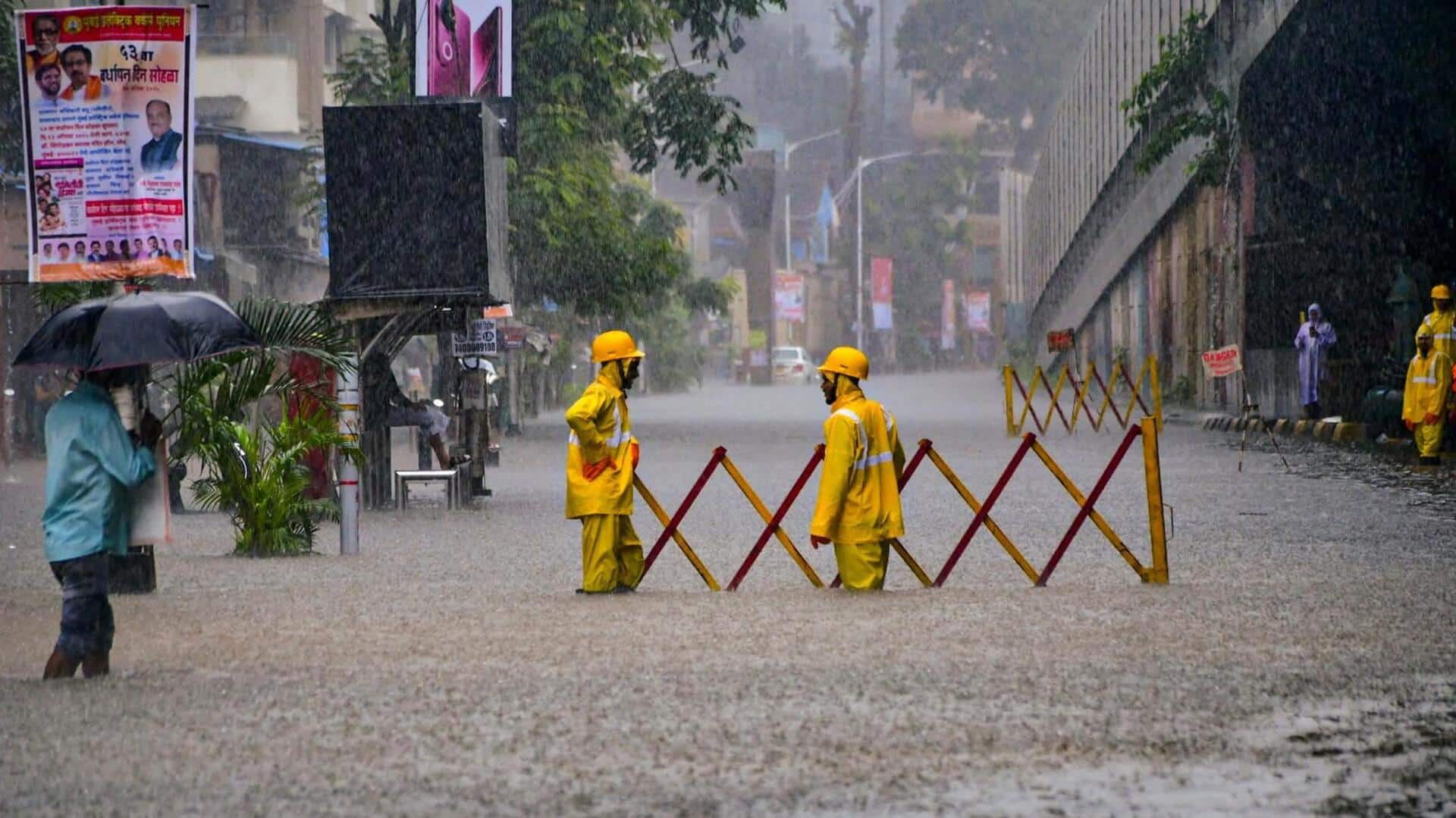 मुंबई में बारिश से आफत, स्कूल और दफ्तर बंद; रेड अलर्ट जारी