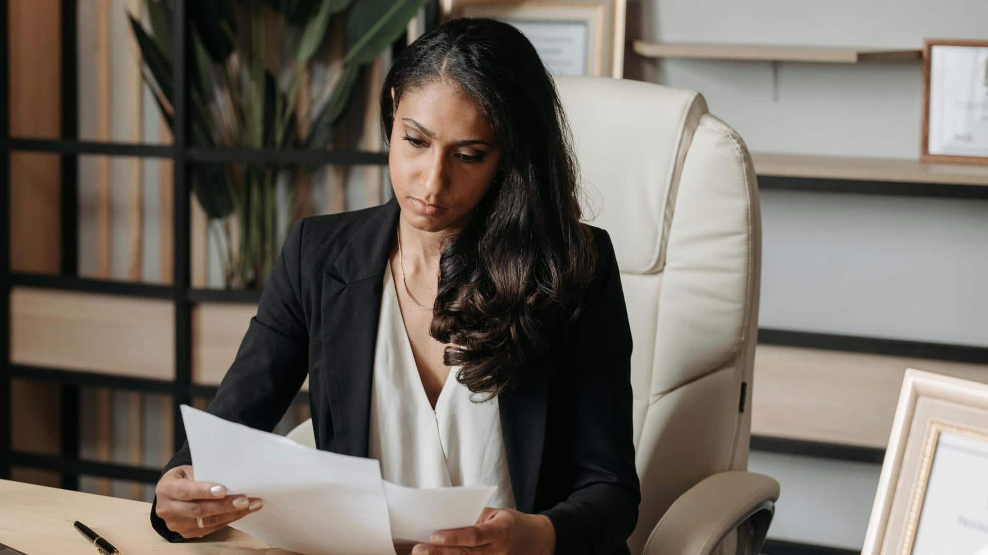 ऑफिस के लुक को स्टाइलिश बनाने के लिए महिलाएं आजमाएं ये फैशन टिप्स