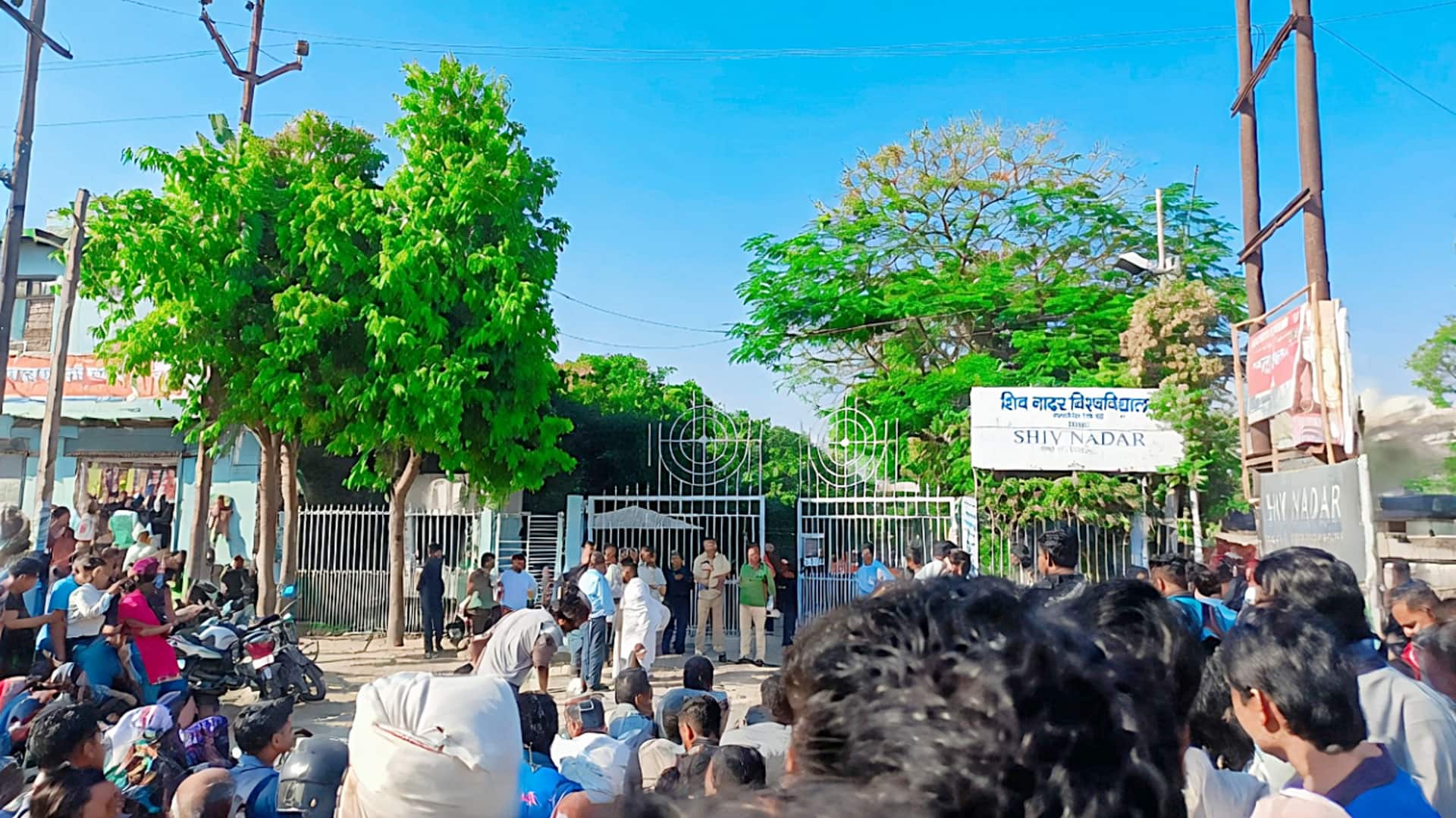 अब ग्रेटर नोएडा में शिव नादर विश्वविद्यालय के कर्मचारी धरने पर बैठे, वेतन बढ़ाने की मांग