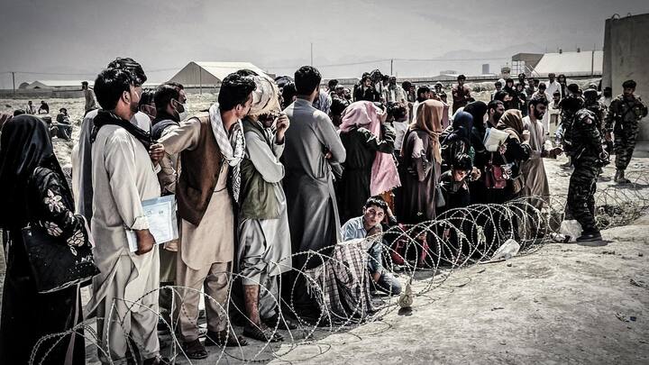 अफगानिस्तान छोड़ने वाले लोगों के लिए किस देश ने खोले दरवाजे और किसने खड़ी की दीवार?