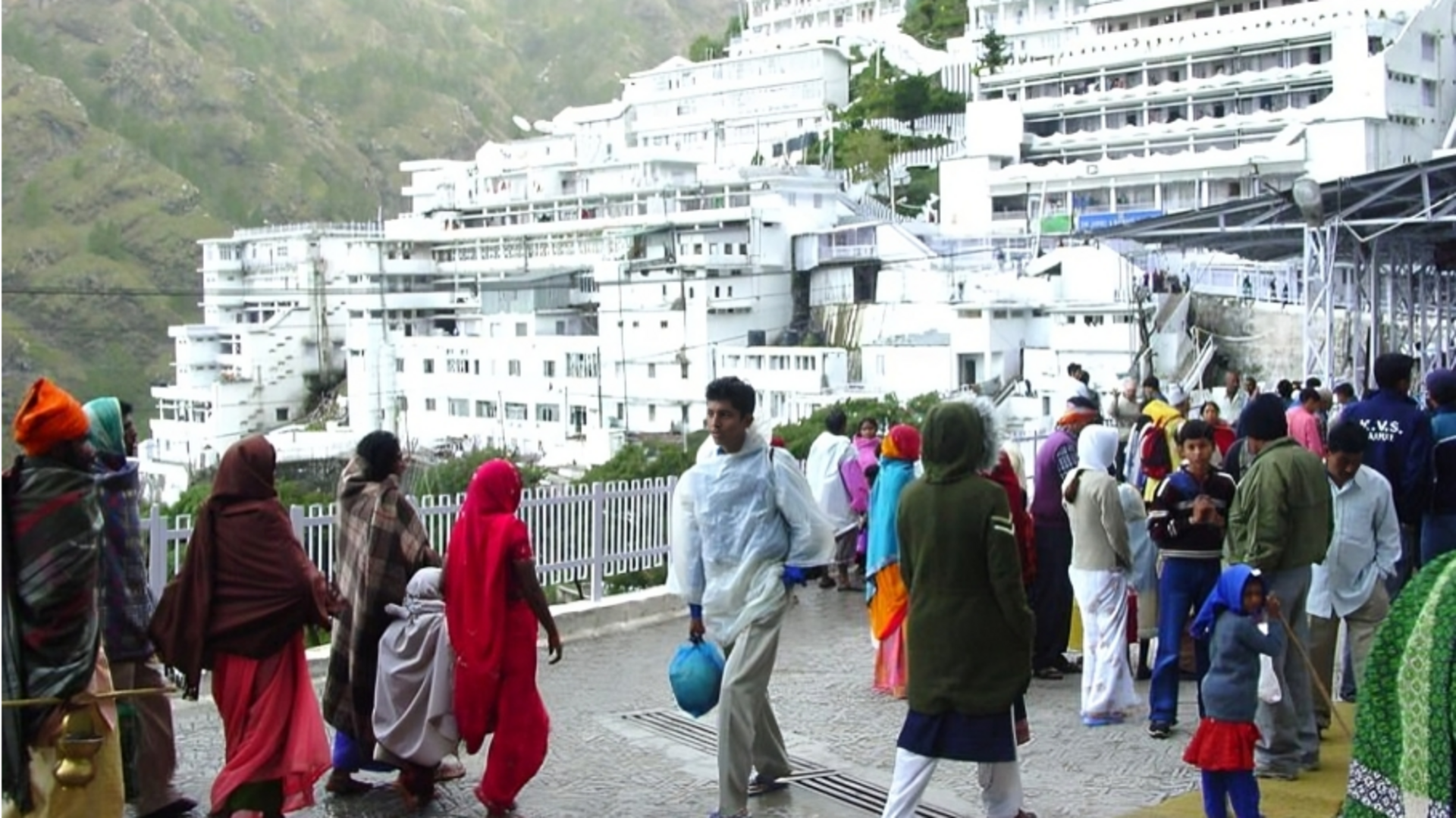 जम्मू-कश्मीर: कटरा में माता वैष्णो देवी रोप-वे परियोजना का विरोध जारी, पथराव हुआ