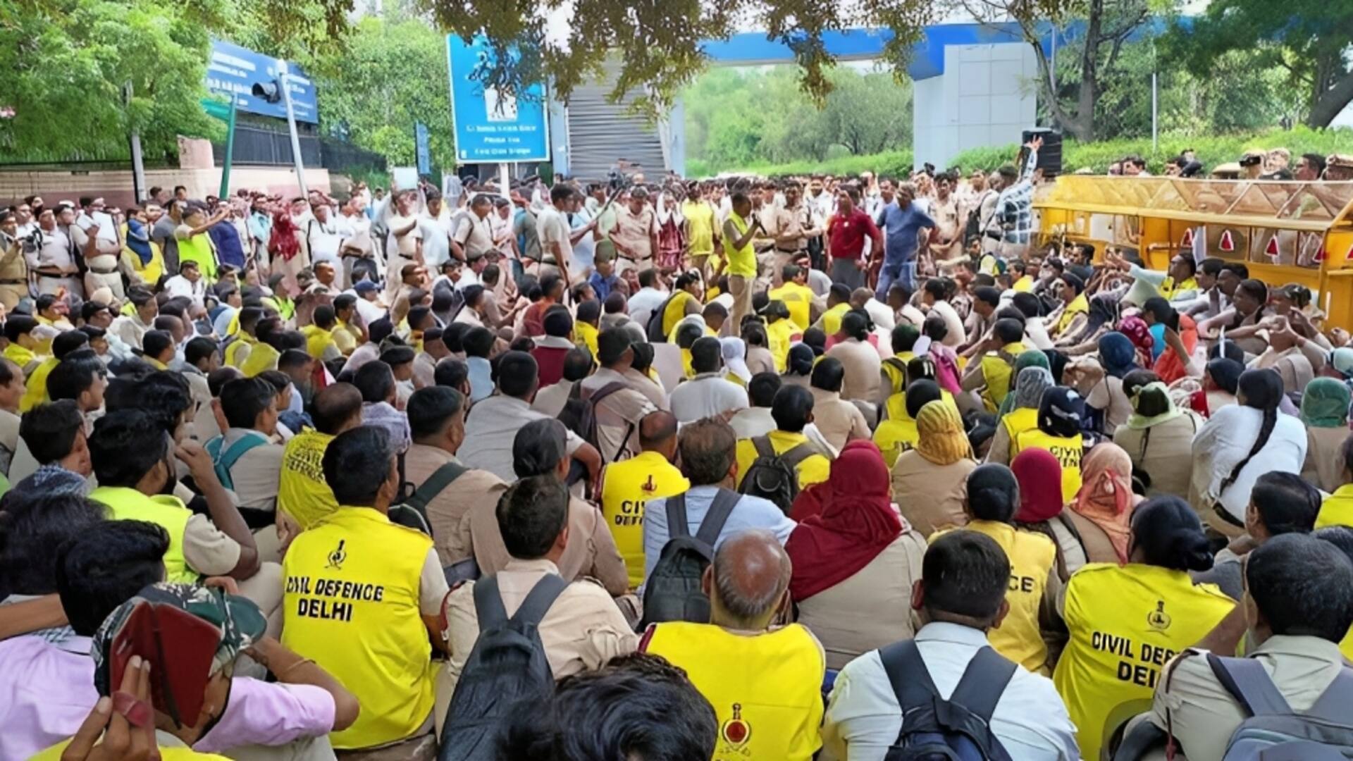 दिल्ली: बसों में तैनात मार्शल्स को नहीं मिला महीनों से वेतन; विरोध-प्रदर्शन, बसों के आगे लेटे
