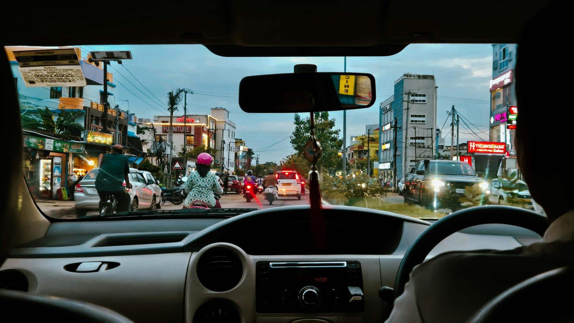 ट्रैफिक में कार बार-बार हो जाती हैं बंद? जानिए क्या है इसका कारण