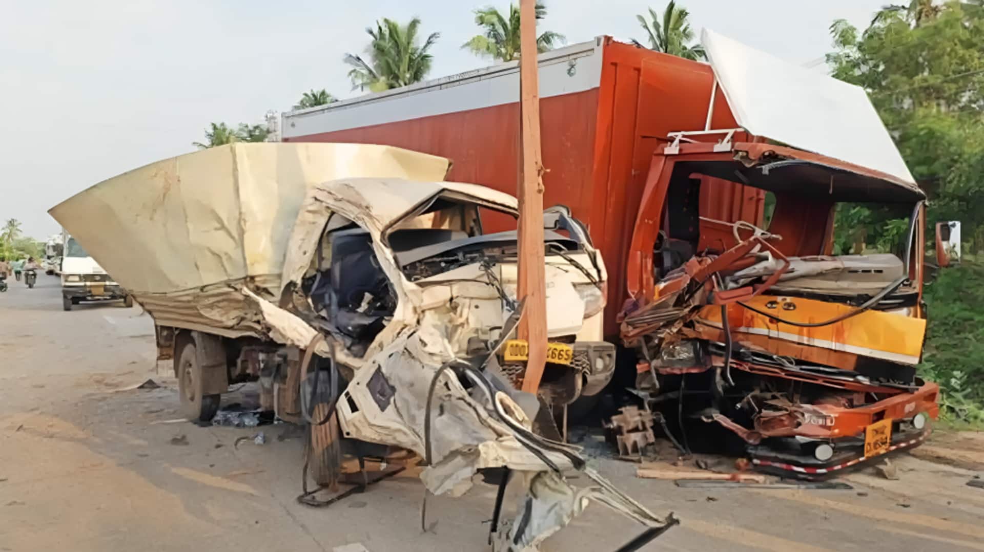 आंध्र प्रदेश: ट्रैक्टर को ओवरटेक करते समय ट्रक और लॉरी में टक्कर, 6 की मौत
