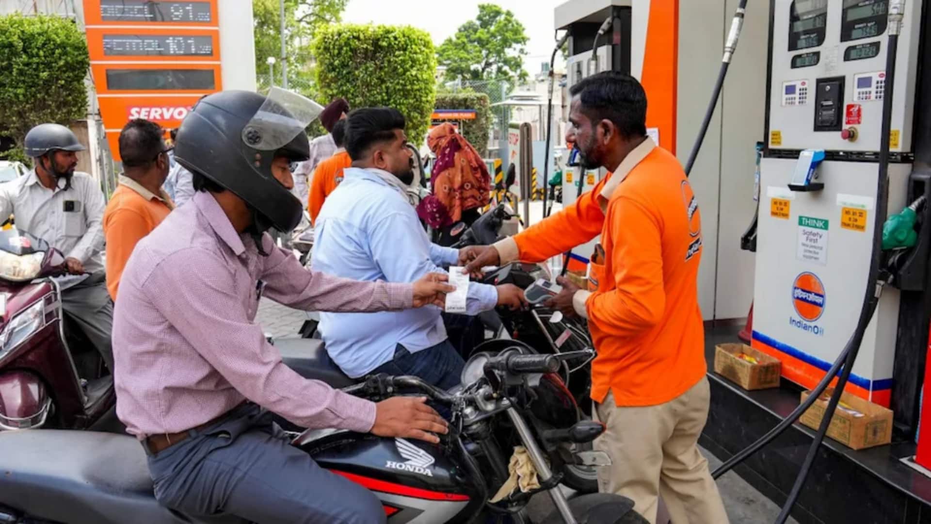 सरकार ने पेट्रोल-डीजल के निर्यात पर विंडफॉल टैक्स में कटौती की, क्या आपको होगा फायदा?