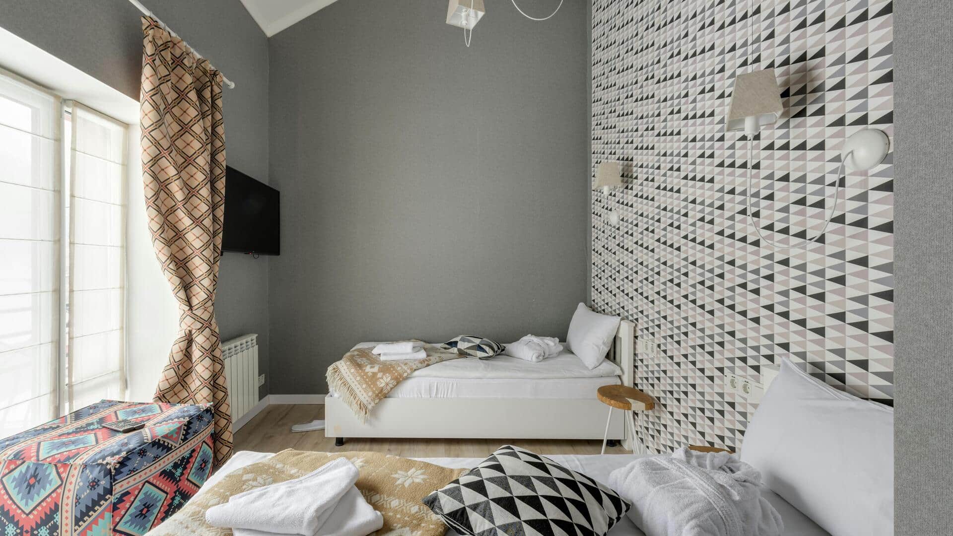 घर को सजाने से जुड़ी ये 5 गलतियां आपके कमरे को दिखा सकती हैं छोटा