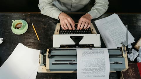 अच्छी कहानी के लेखक बनना चाहते हैं तो इन 5 बातों का रखें खास ध्यान