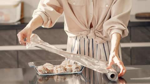 खाना पैक करने के अलावा रसोई में इन 5 तरीकों से करें एल्युमीनियम फॉइल का इस्तेमाल 