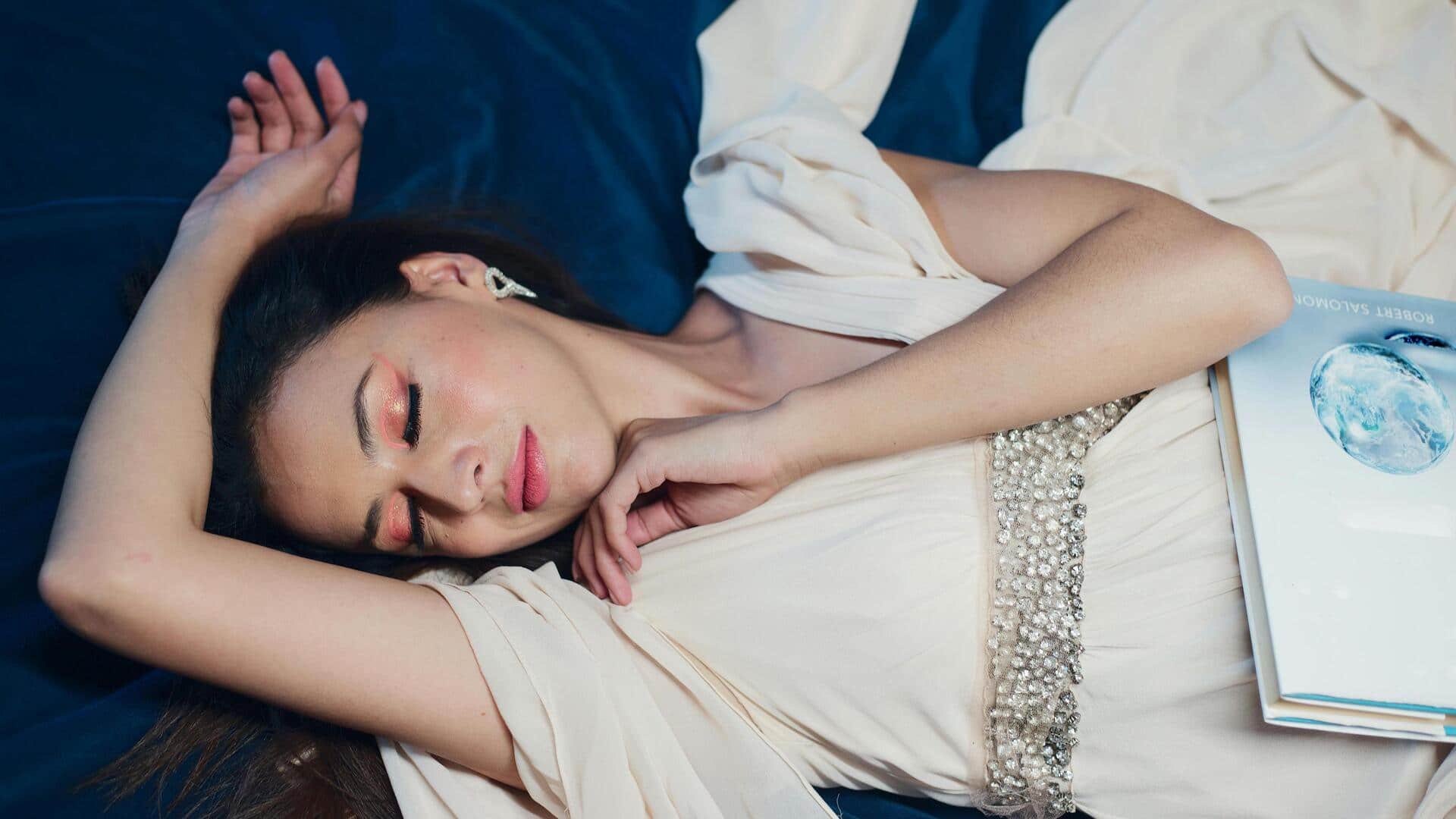 रात में त्वचा से जुड़ी ये 5 आदतें बन सकती हैं चमकदार त्वचा की दुश्मन