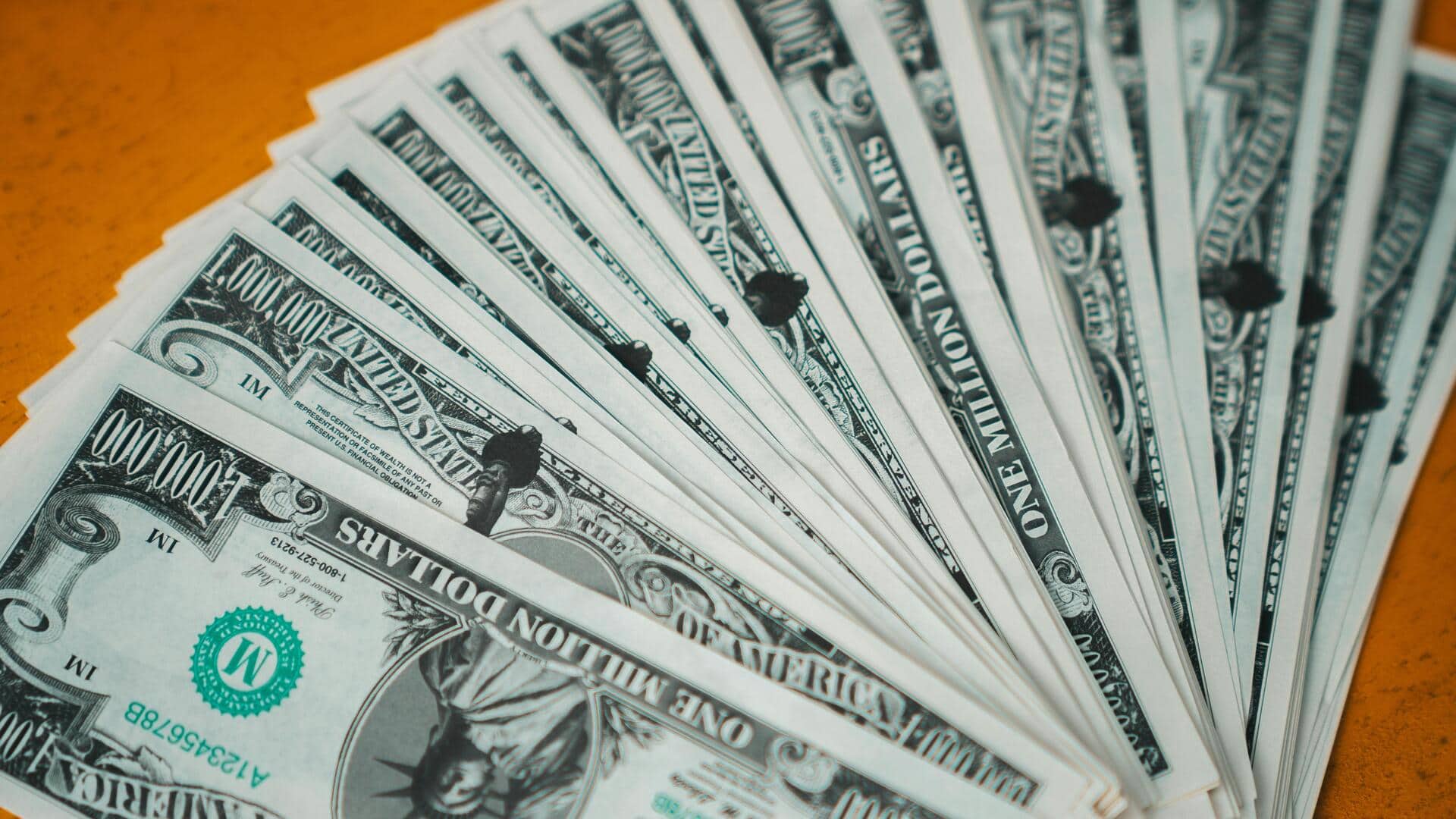 विदेश में यात्रा के दौरान इन 5 तरीकों से बचा सकते हैं पैसे