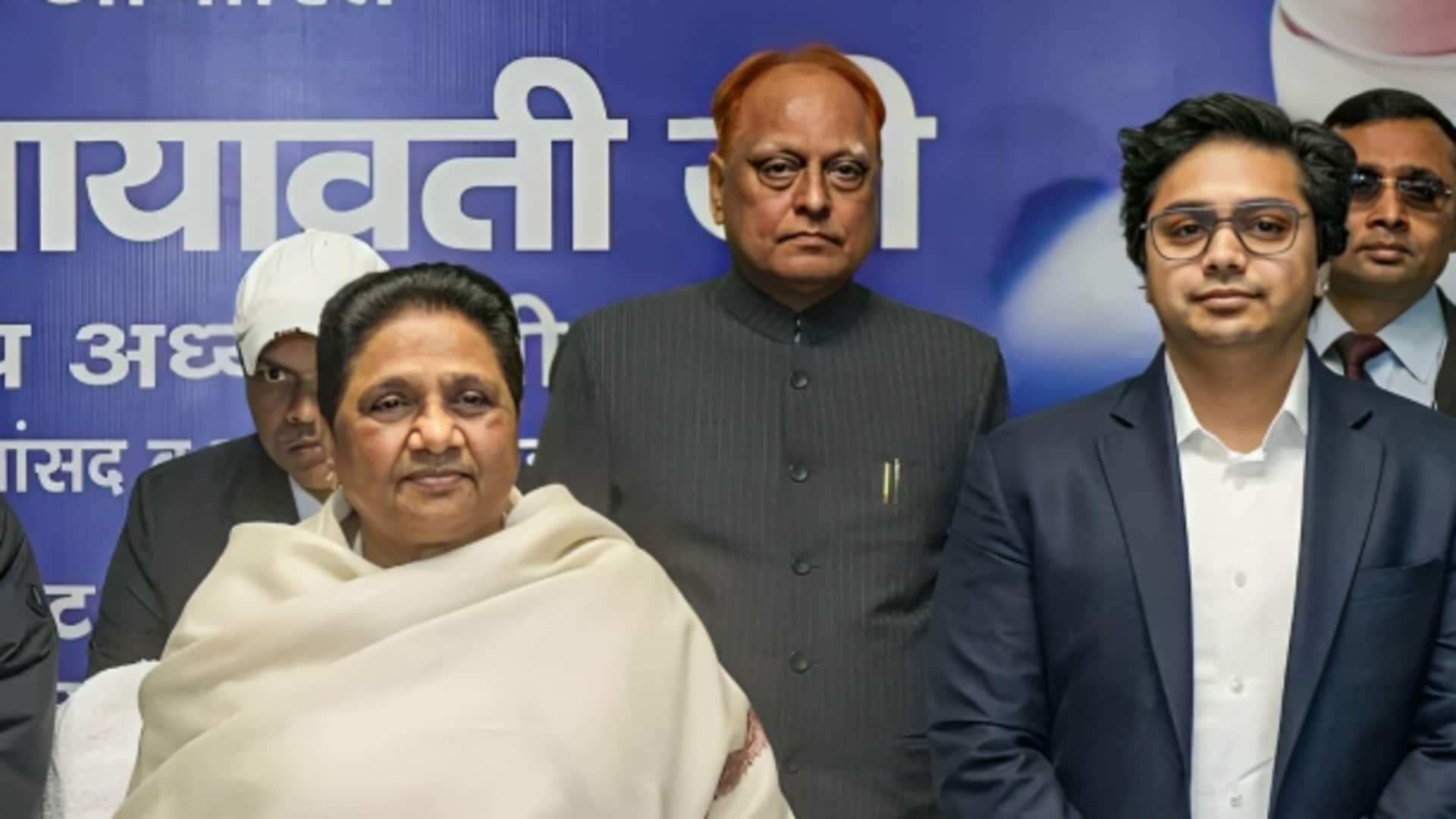 BSP प्रमुख मायावती ने भतीजे आकाश आनंद को पार्टी से निकाला, जानिए क्या कहा