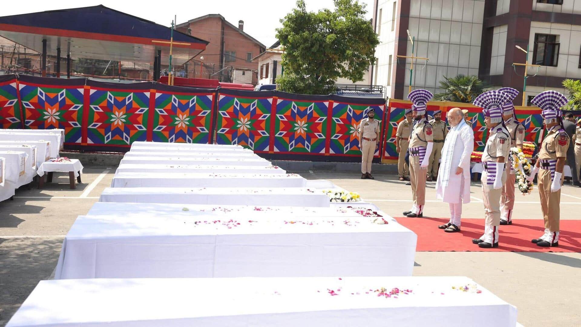 पहलगाम मृतकों को श्रद्धांजलि देने अमित शाह रेड कॉर्पेट पर चलकर आए, विपक्ष की आपत्ति पहलगाम मृतकों को श्रद्धांजलि देने अमित शाह रेड कॉर्पेट पर चलकर आए, विपक्ष की आपत्ति