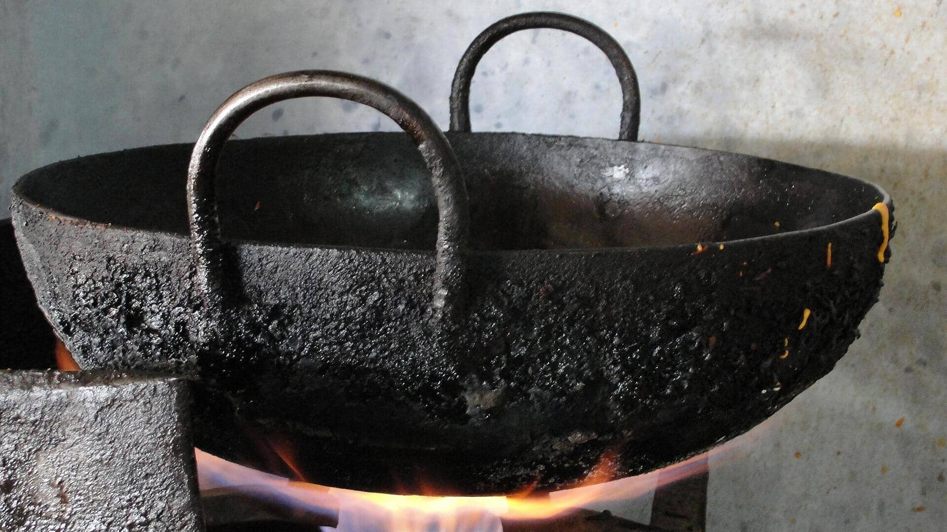 लोहे की कढ़ाई से जंग हटाने के लिए अपनाएं ये देसी हैक, सिर्फ एक मिनट लगेगा