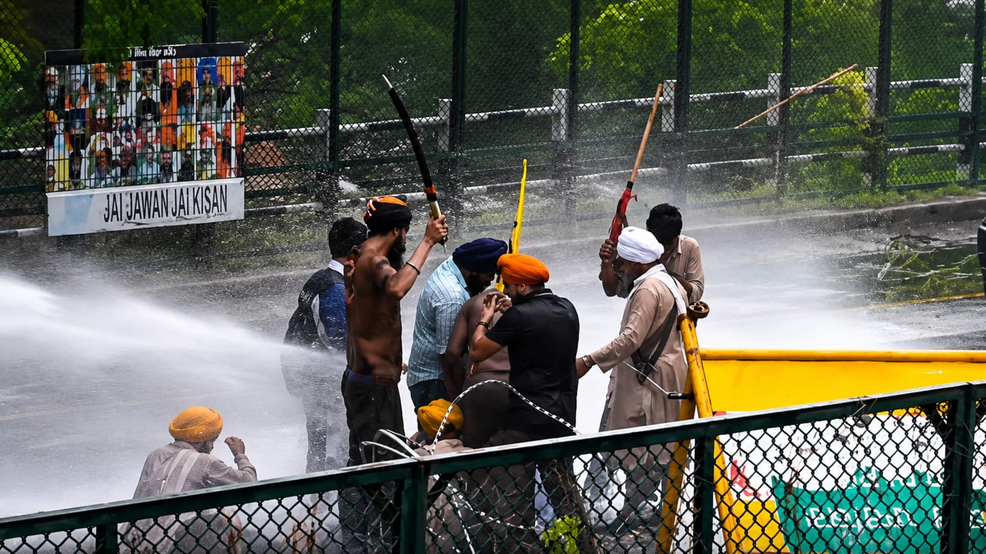 चंडीगढ़ में सिख युवकों की रिहाई को लेकर राजभवन कूच, दागे गए आंसू गैस के गोले