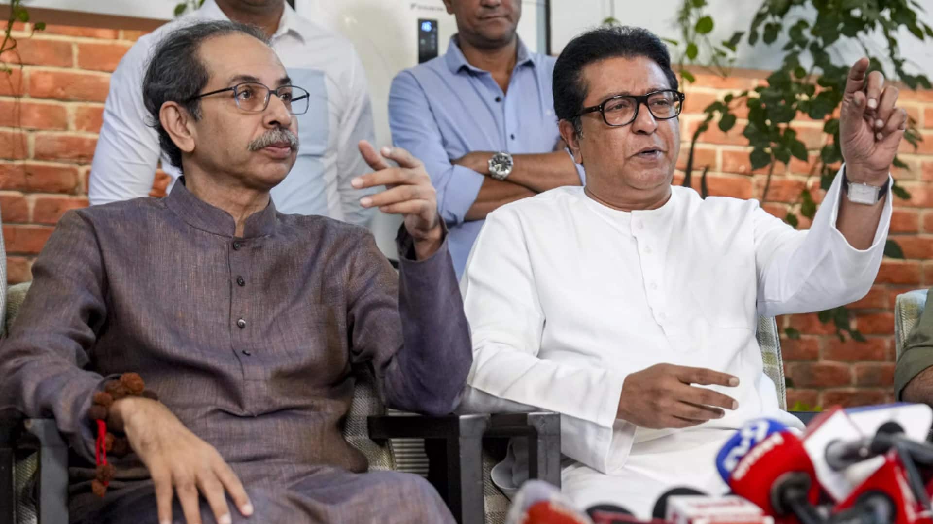 मुंबई: ज्ञानेश कुमार के खिलाफ ठाकरे बंधुओं का प्रदर्शन, कांग्रेस-NCP भी हुई शामिल
