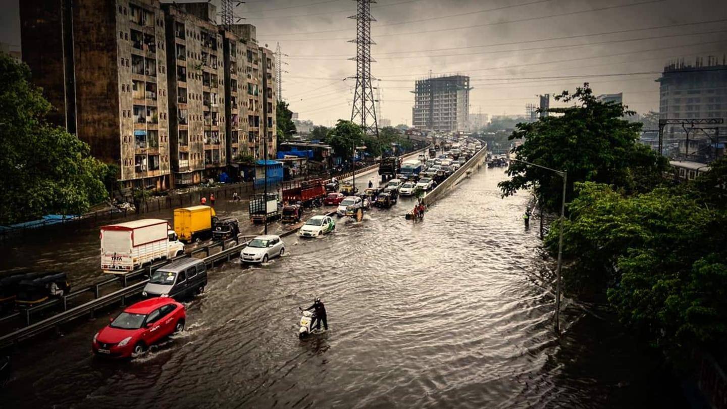 पहली बारिश में ही डूबी मुंबई पहली बारिश में ही डूबी मुंबई