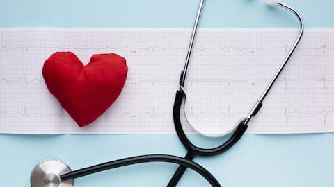 उच्च कोलेस्ट्रॉल है हृदय रोगों की जड़, इन 5 शारीरिक संकेतों से लगाएं बीमारी का पता