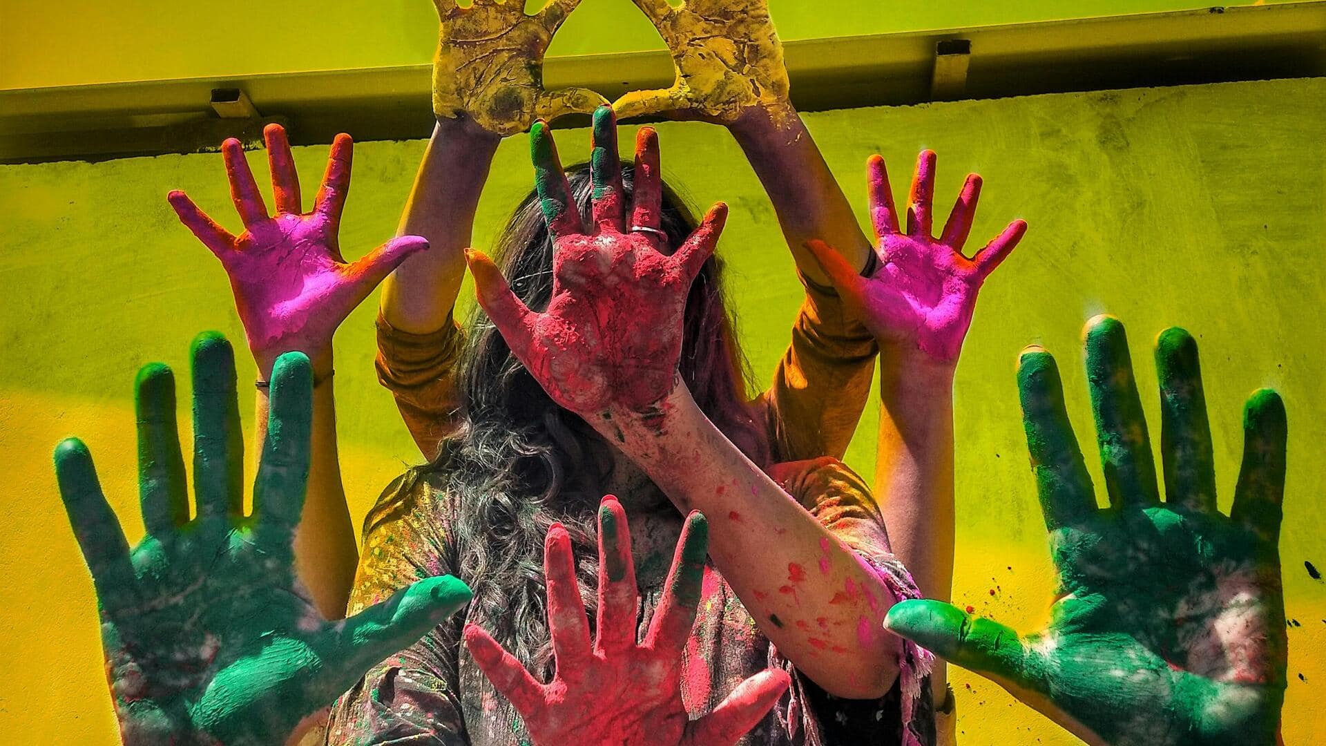 होली: कम बजट में रंगों के त्योहार का मजा लेने के लिए आजमाएं ये तरीके