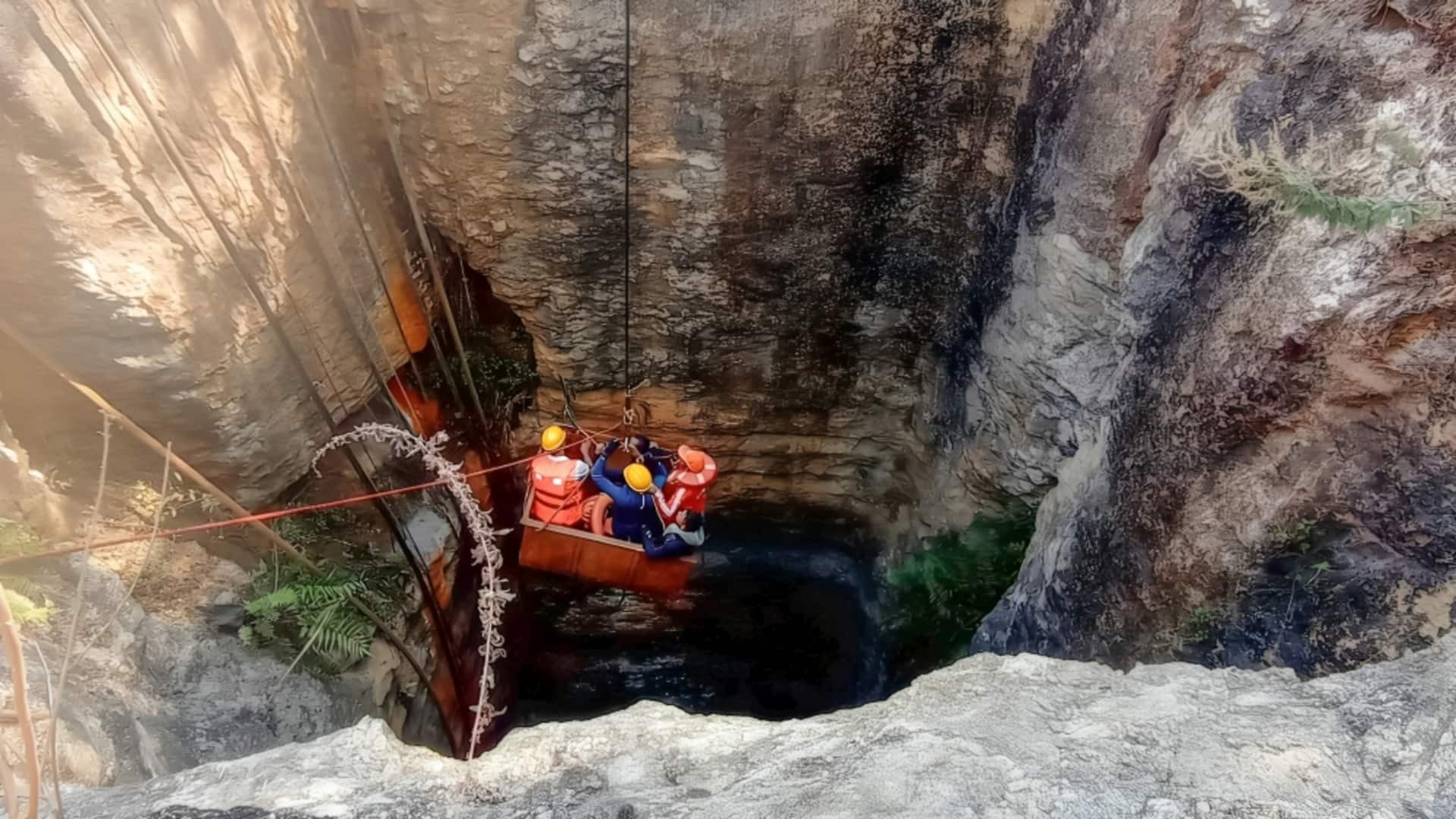 असम की कोयला खदान से नौसेना के गोताखोरों ने 1 शव निकाला, फंसे हैं कई मजदूर