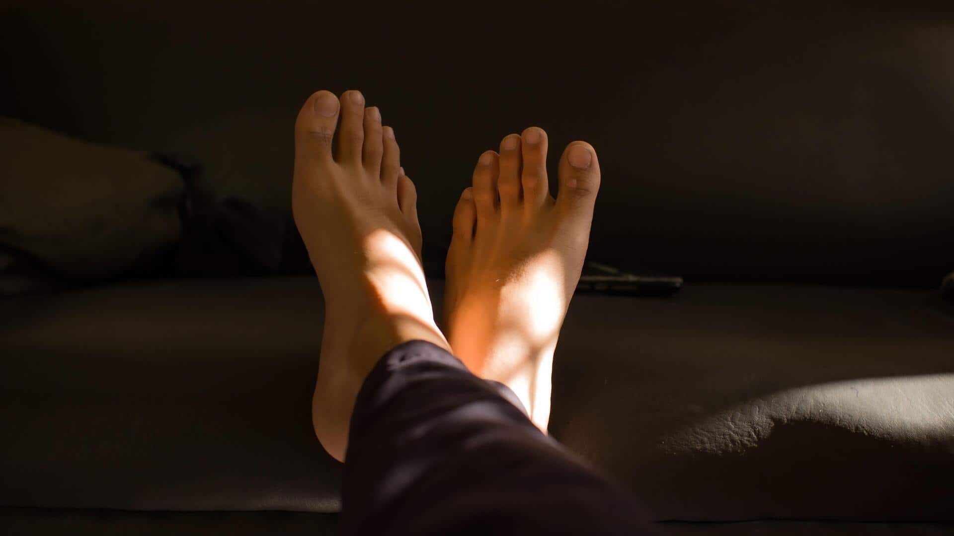 पैरों में सूजन और झुनझुनी महसूस होती है? हो सकती है विटामिन-B12 की कमी