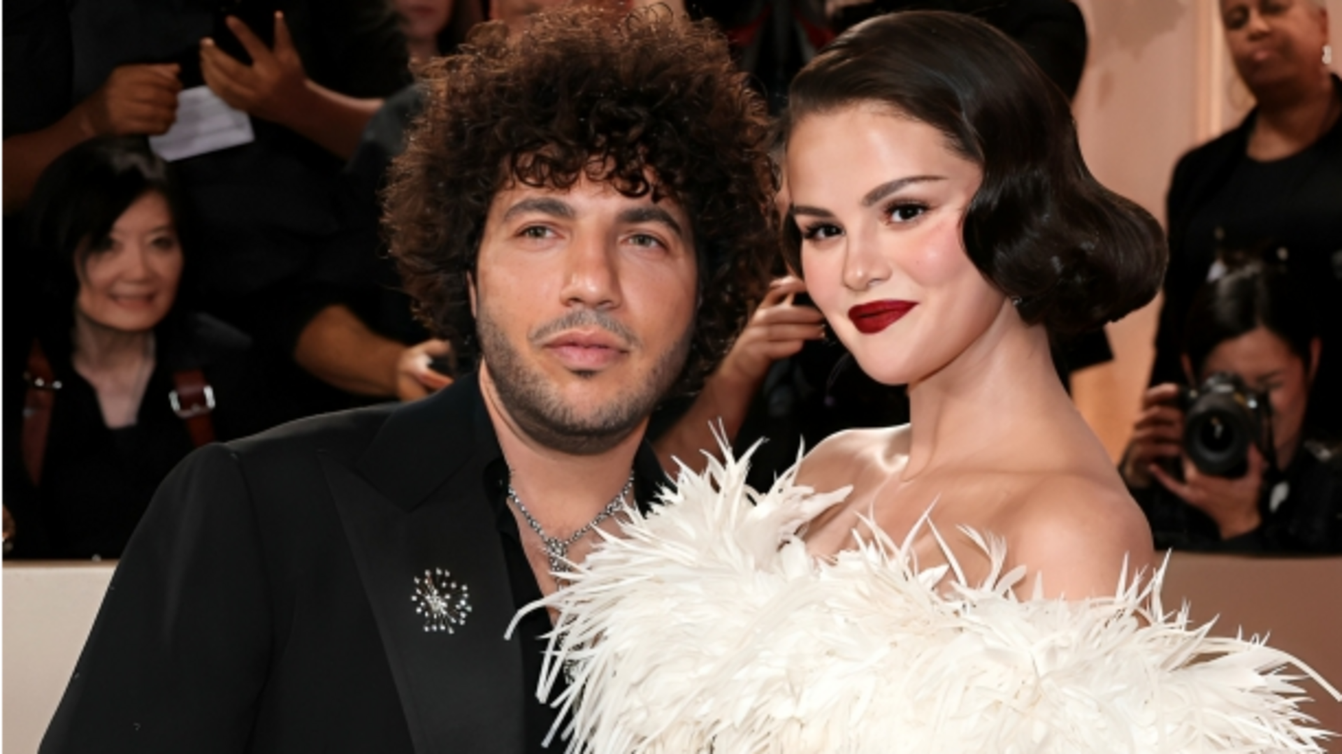 गोल्डन ग्लोब अवॉर्ड्स में छाईं सेलेना गोमेज, 300 से ज्यादा घंटों में बनी पोशाक चर्चा में