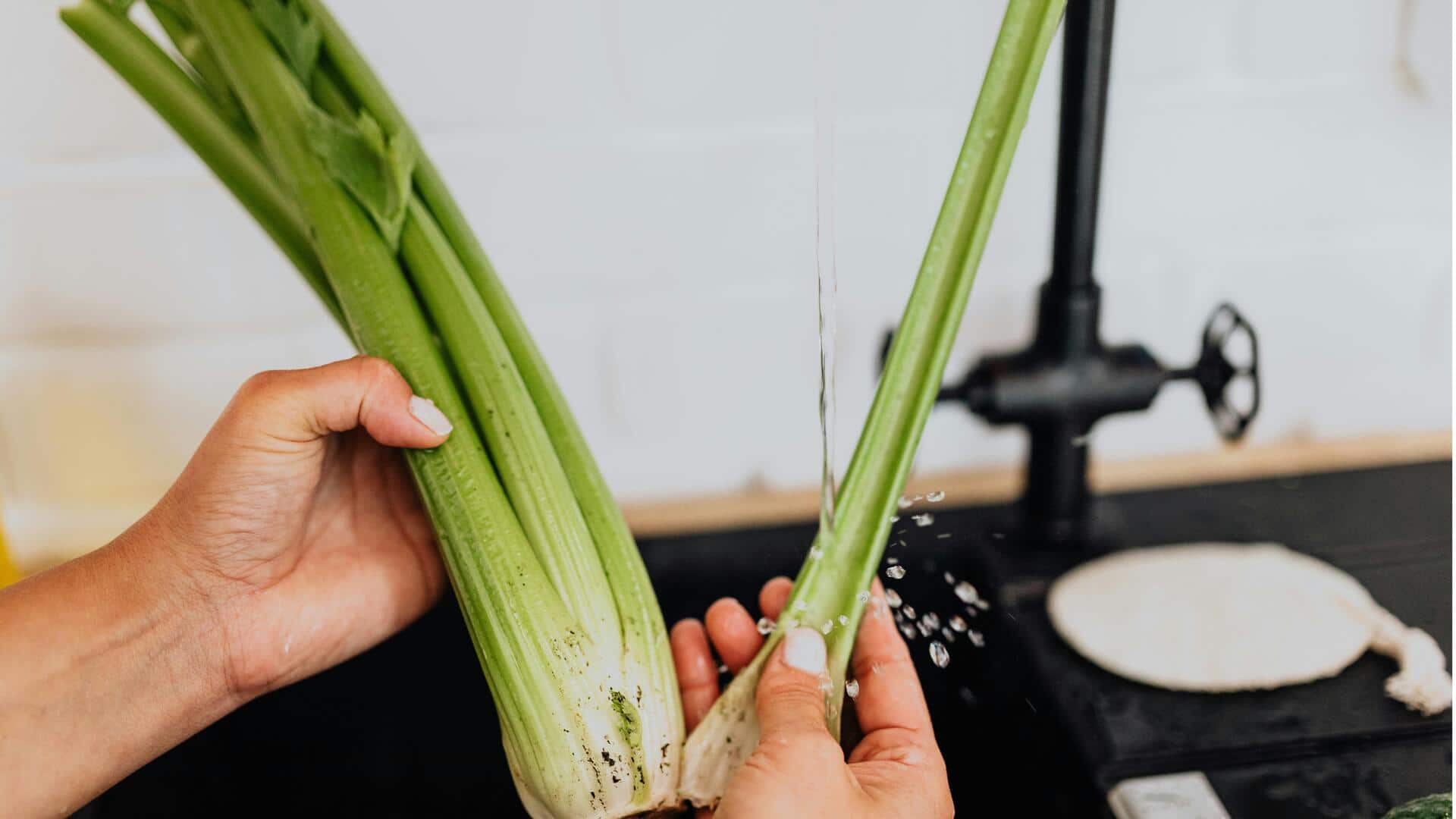 खाने के बाद बचा अजवाइन का डंठल फेंकने के बजाय उससे इस तरह उगाएं पौधा 