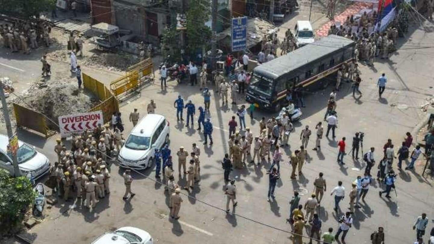 दिल्ली में जहांगीरपुरी में फिर भड़की हिंसा; पूछताछ करने गई पुुलिस पर पथराव, इंस्पेक्टर घायल