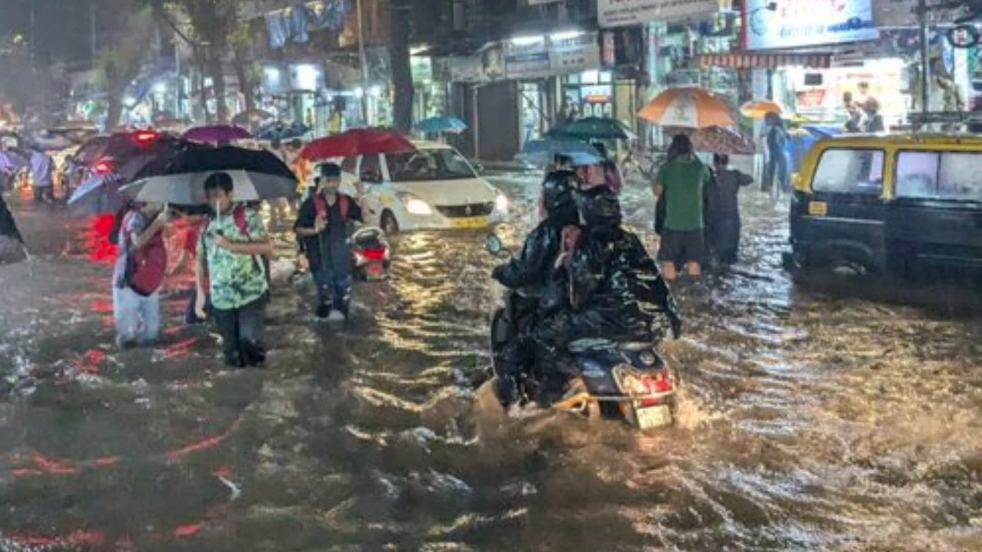 बंगाल की खाड़ी से उठे बादल ला रहे आफत, इन राज्यों में भारी बारिश का अलर्ट बंगाल की खाड़ी से उठे बादल ला रहे आफत, इन राज्यों में भारी बारिश का अलर्ट