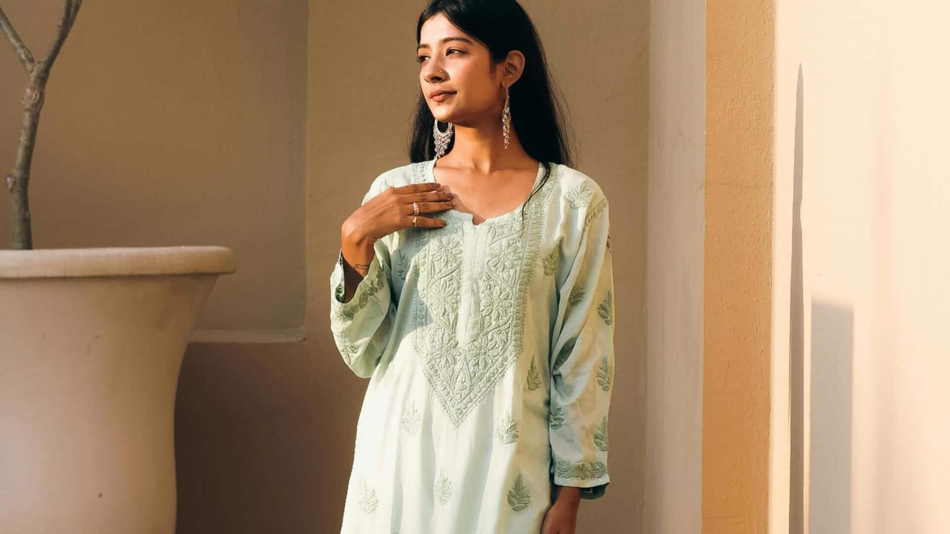 गर्मियों में लखनवी चिकनकारी कुर्तियों के साथ पहनें ये 5 तरह की पैंट, लगेंगी सुंदर