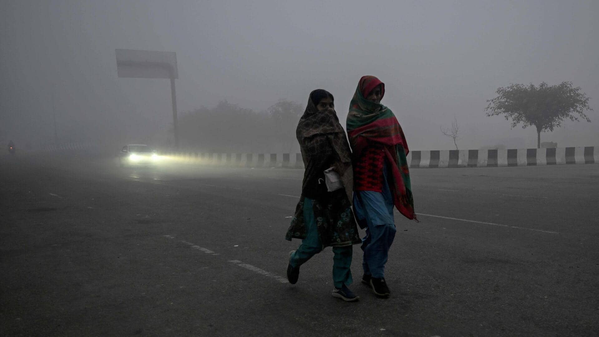 दिल्ली समेत उत्तर भारत में कोहरे ने बढ़ाई आफत, प्रदूषण भी बढ़ा; येलो अलर्ट जारी